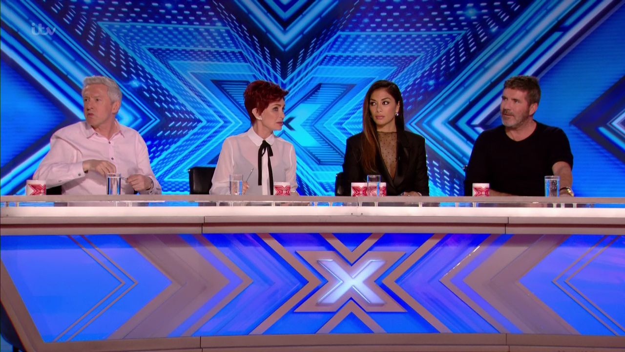 Louis, Sharon, Nicola Scherzinger und Simon sind auf The X Factor abgebildet
