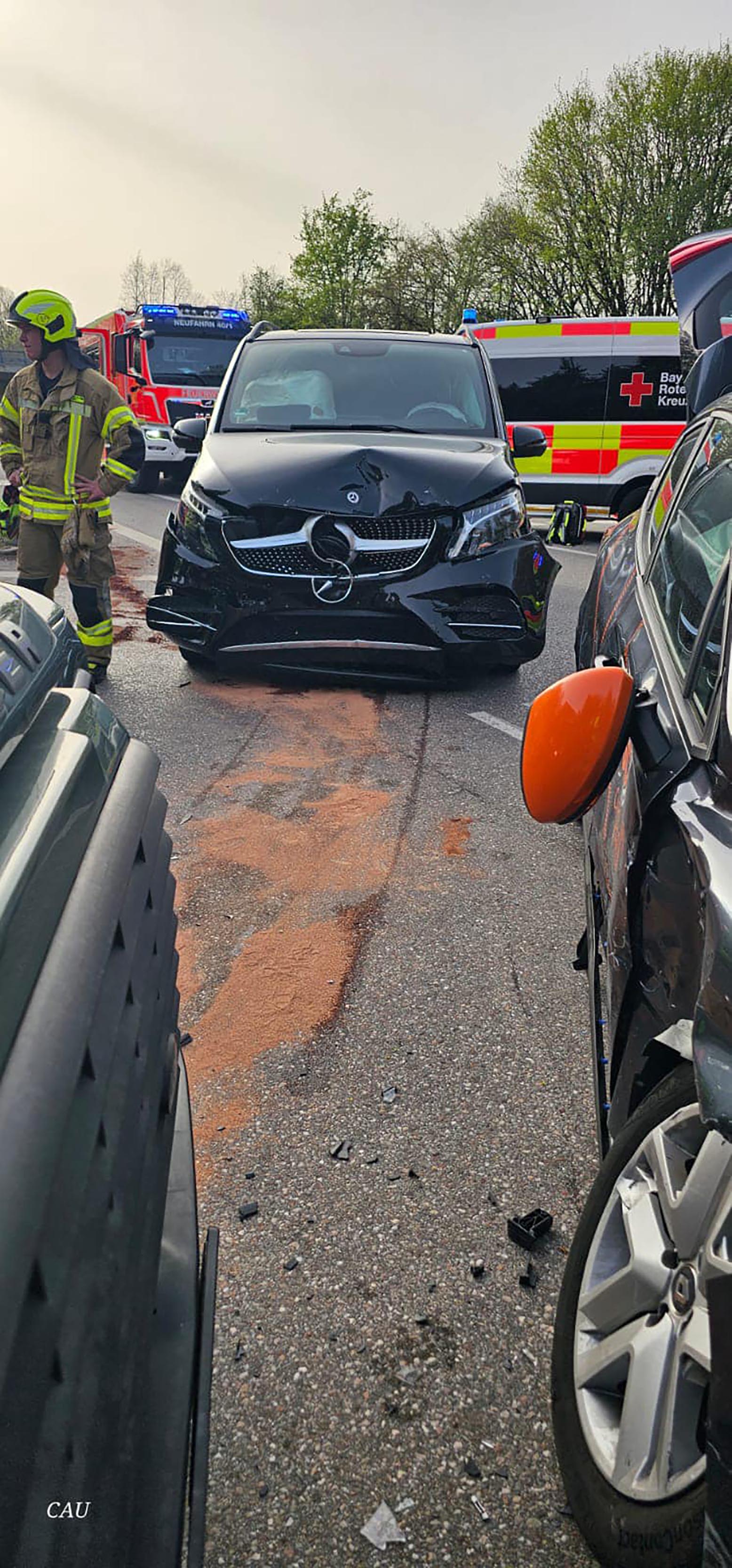 Wie die Polizei mitteilte, prallte der junge Autofahrer beim Versuch, auf eine Autobahnzufahrt abzubiegen, mit einem schwarzen Mercedes Vito zusammen