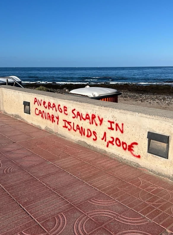 Bei einer Guerilla-Graffiti-Kampagne von Einheimischen wurden Slogans gekritzelt, die sich an Touristen richteten