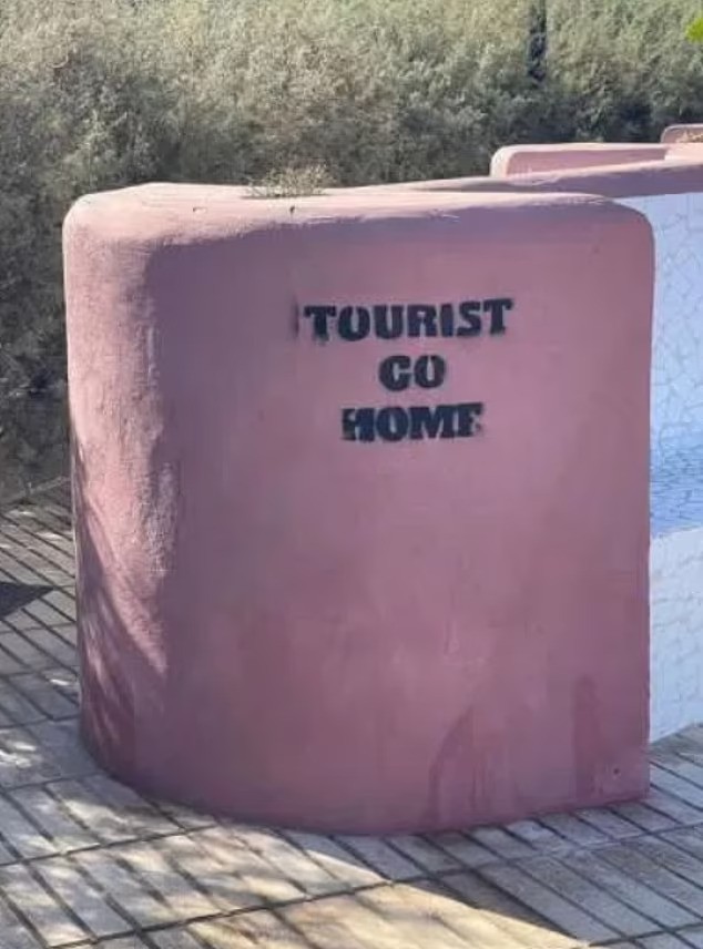 Graffiti fordert Touristen auf, nach Hause zu gehen