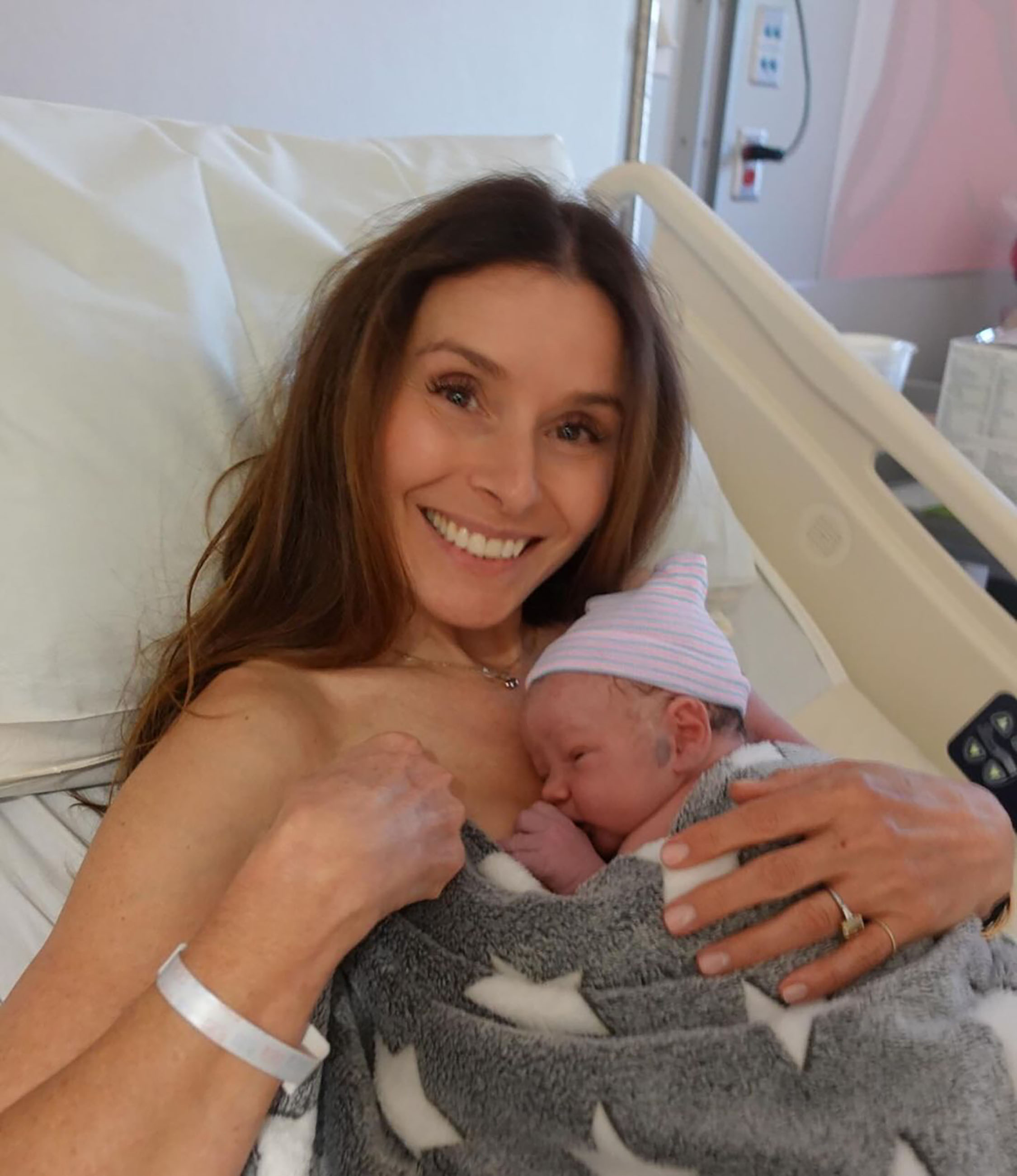 Cassandra, 46, mit dem neugeborenen Xavier