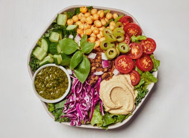 Süßgrüner Hummus-Crunch-Salat