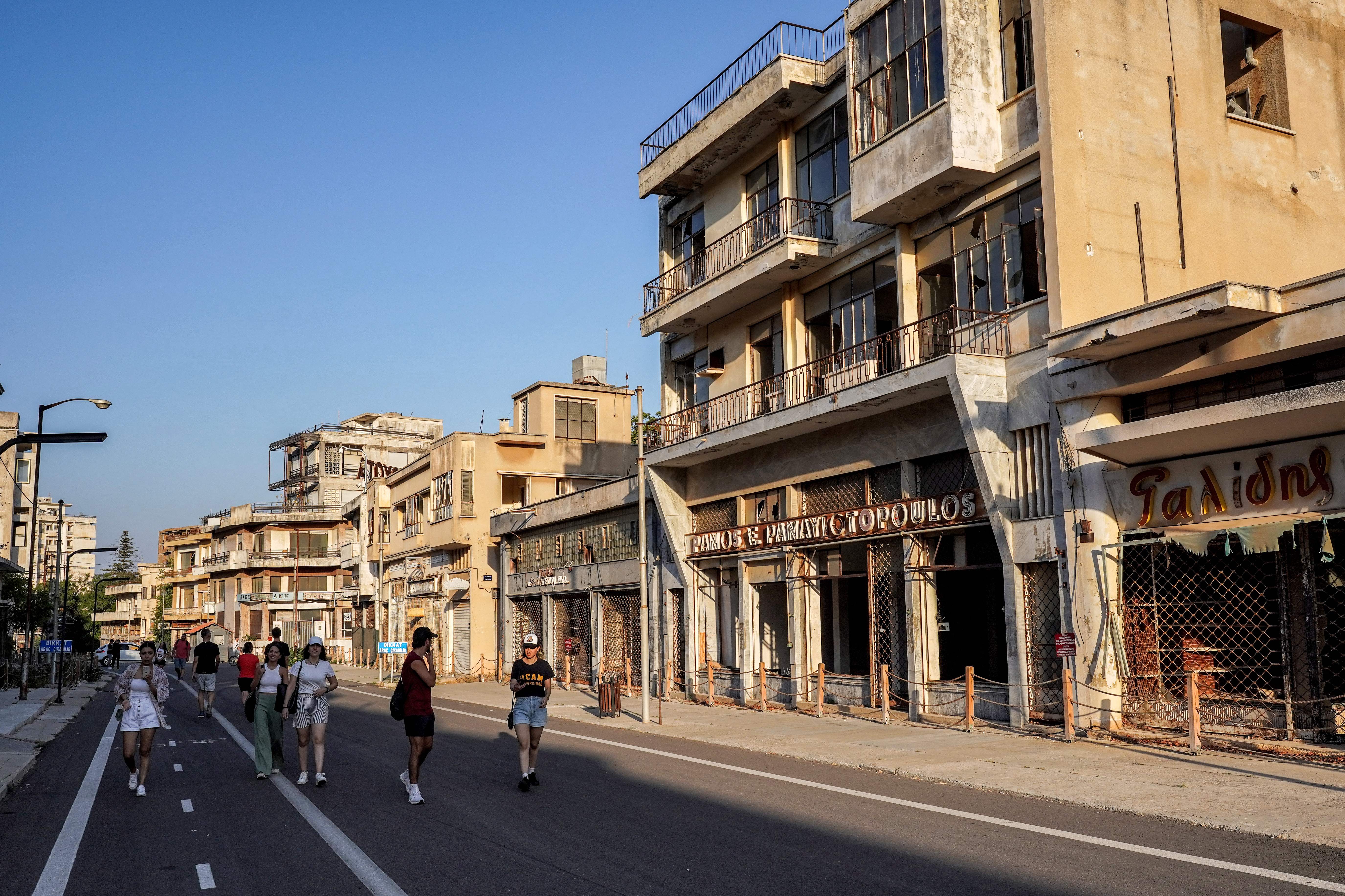 Der zypriotische Ort war einst ein Urlaubs-Hotspot für Promis der A-Liste und beherbergte ein Hotel, das König Charles gehörte