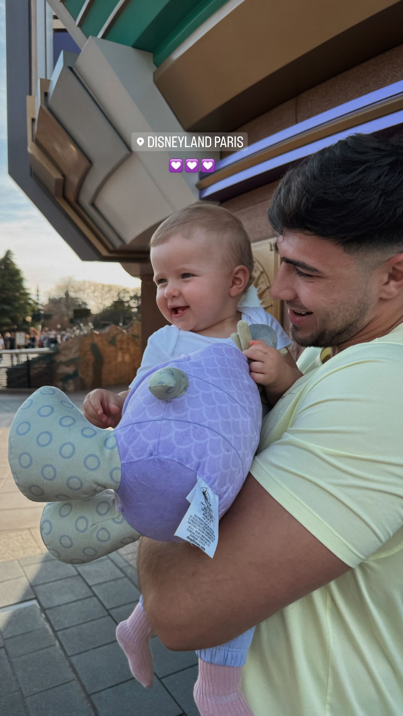 Die Familie genießt eine erholsame Zeit im Disneyland Paris