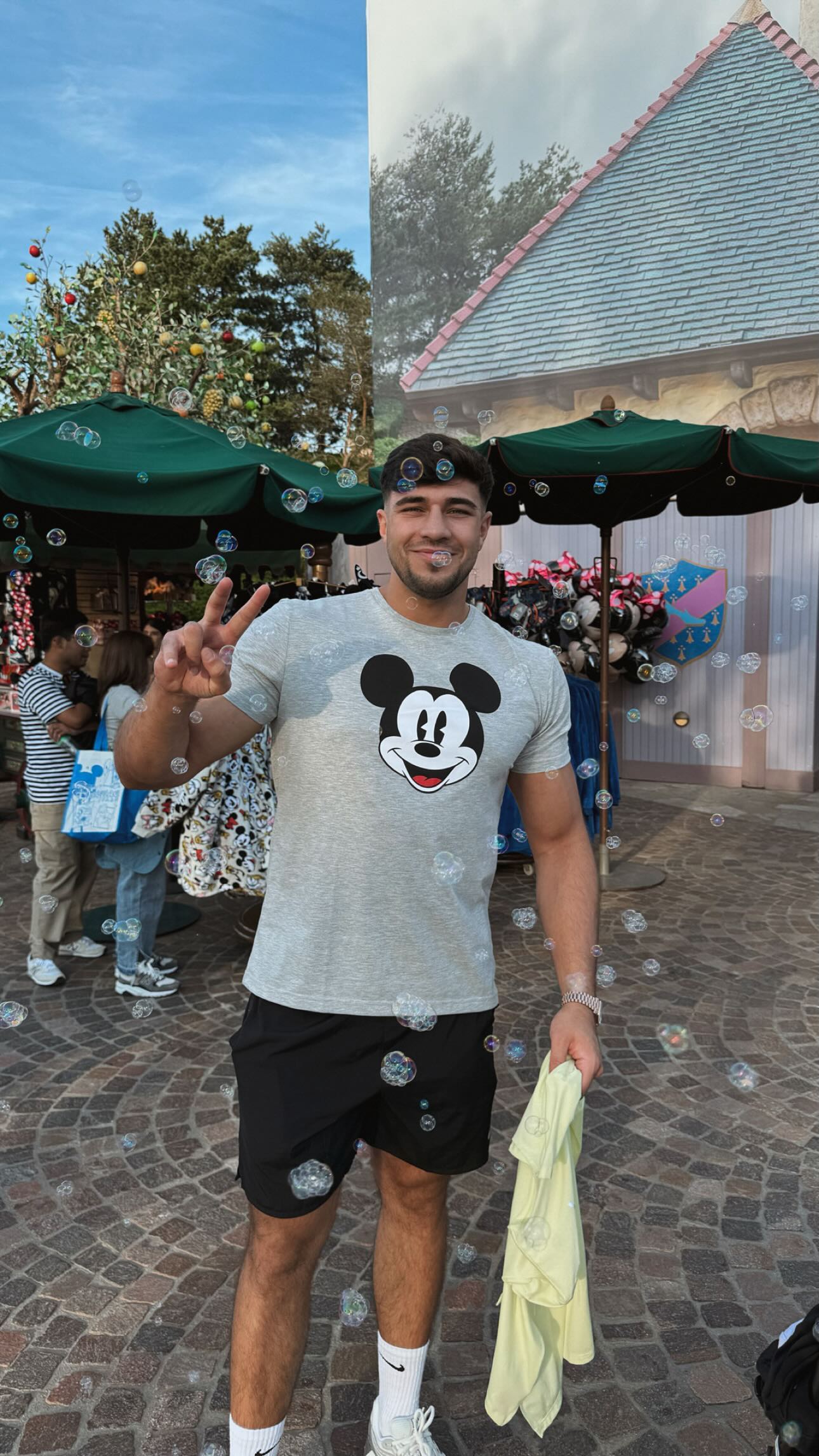 Tommy zog ein Mickey-Mouse-T-Shirt an