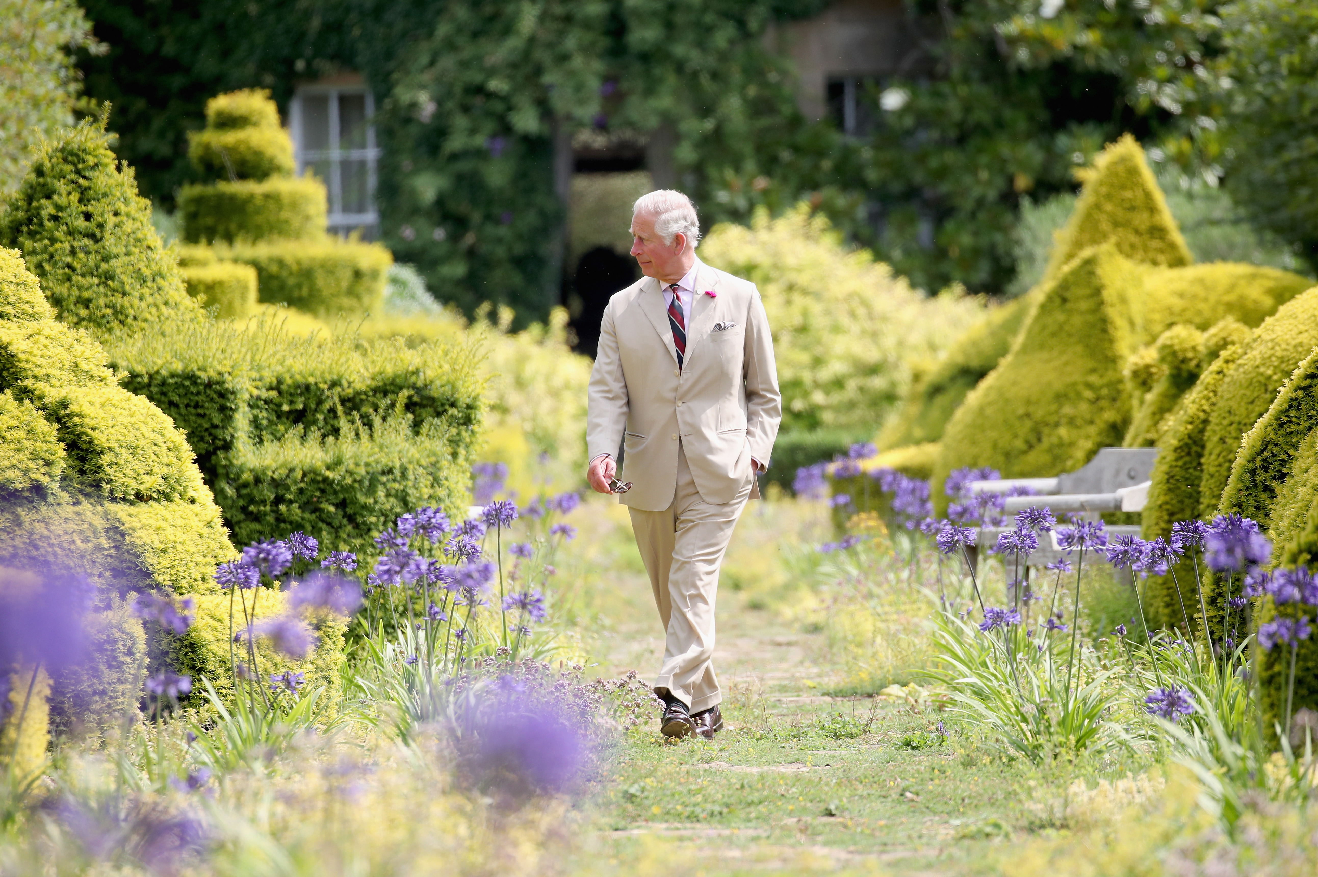 Der ehemalige Prinz von Wales geht durch die Gärten von Highgrove House, um seinen 70. Geburtstag zu feiern
