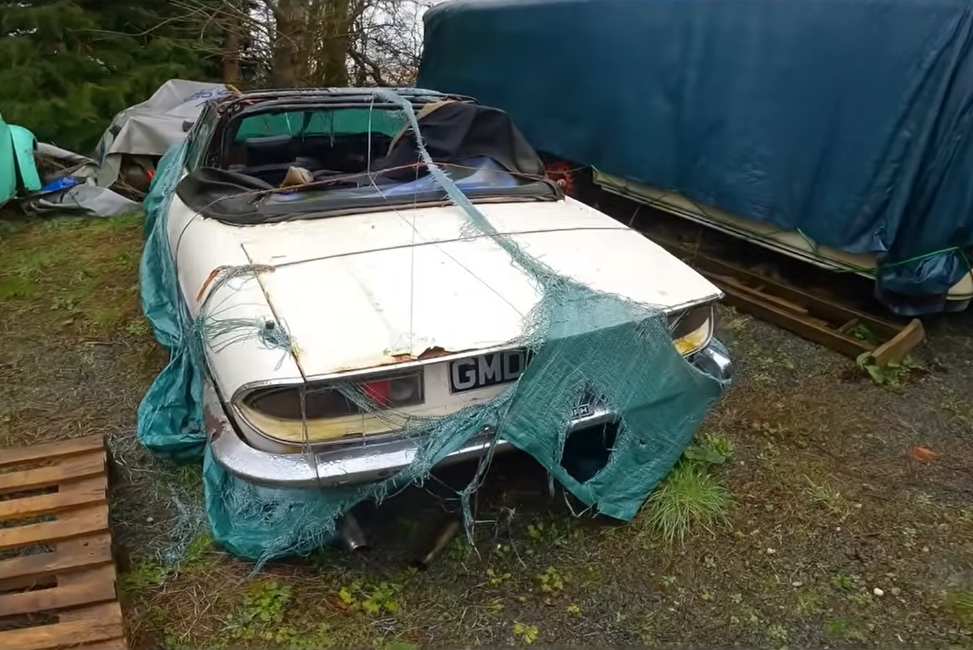Die Sitze und Böden des Triump-Cabrio-Sportwagens aus den 70er-Jahren wurden durch Regen zerstört