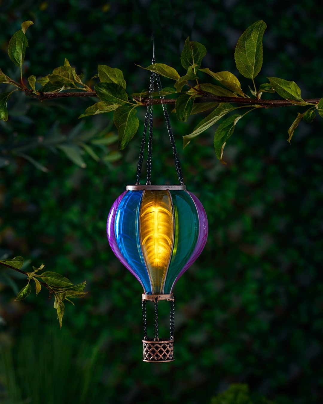 Die Solarlampe ist in zwei wunderschönen Schirmen erhältlich und lässt sich problemlos in Ihrem Garten aufhängen
