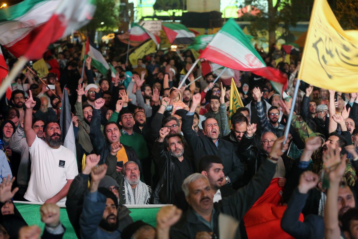 Iraner feiern, greifen Israel in Teheran an