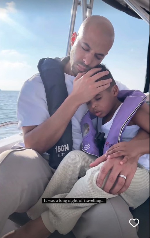 Ehemann Marvin und kleiner Sohn Blake nach einer anstrengenden Bootsfahrt