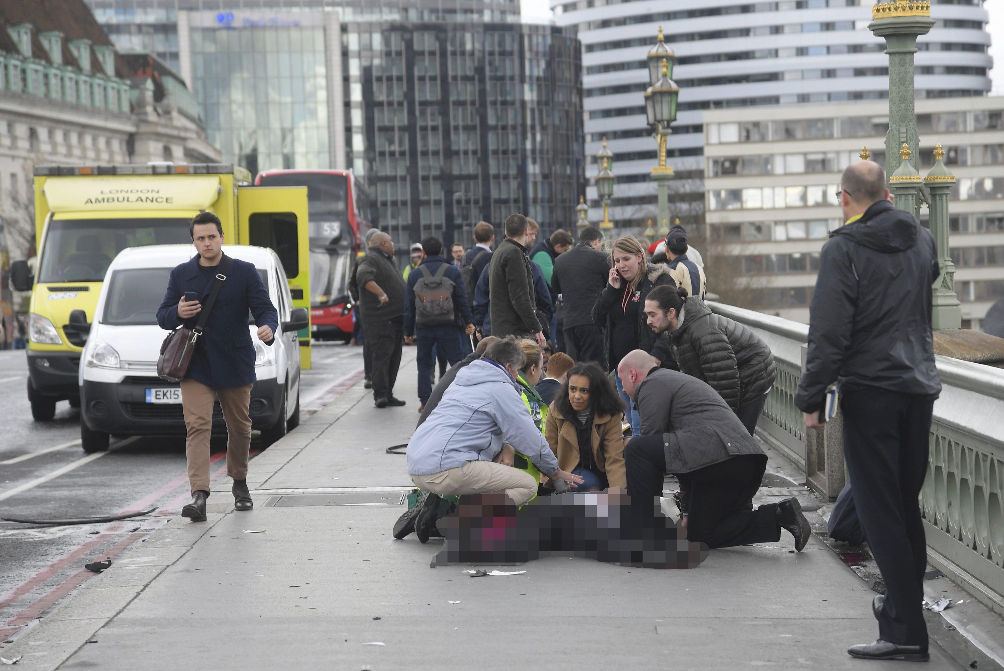 Der Schauplatz des Terroranschlags auf der Westminster Bridge 2017 – eines der Opfer liegt auf dem Boden, während Umstehende versuchen zu helfen