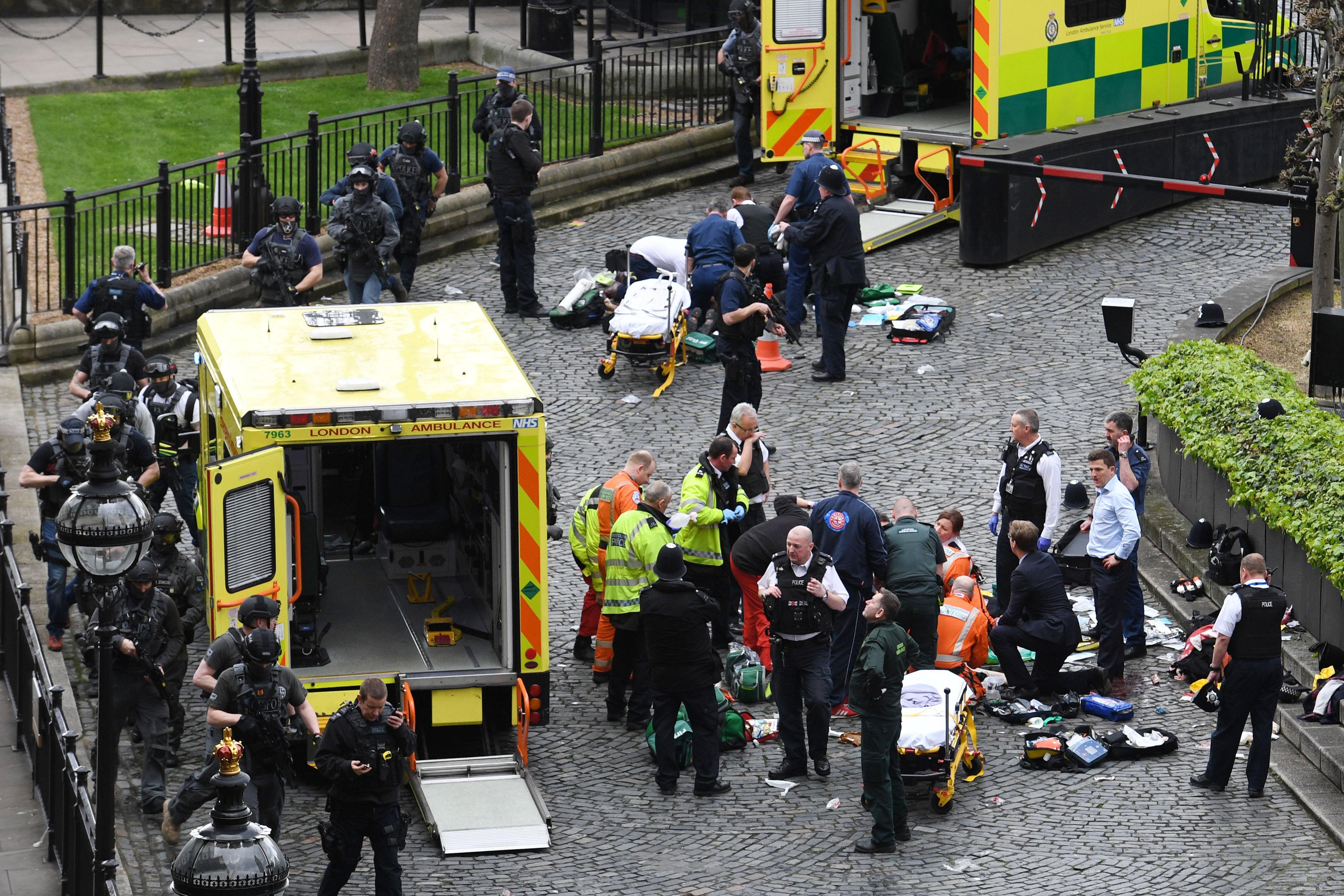 Krankenwagen und bewaffnete Anti-Terror-Polizisten am Ort des Anschlags 2017 in der Nähe des Londoner Parlamentsgebäudes