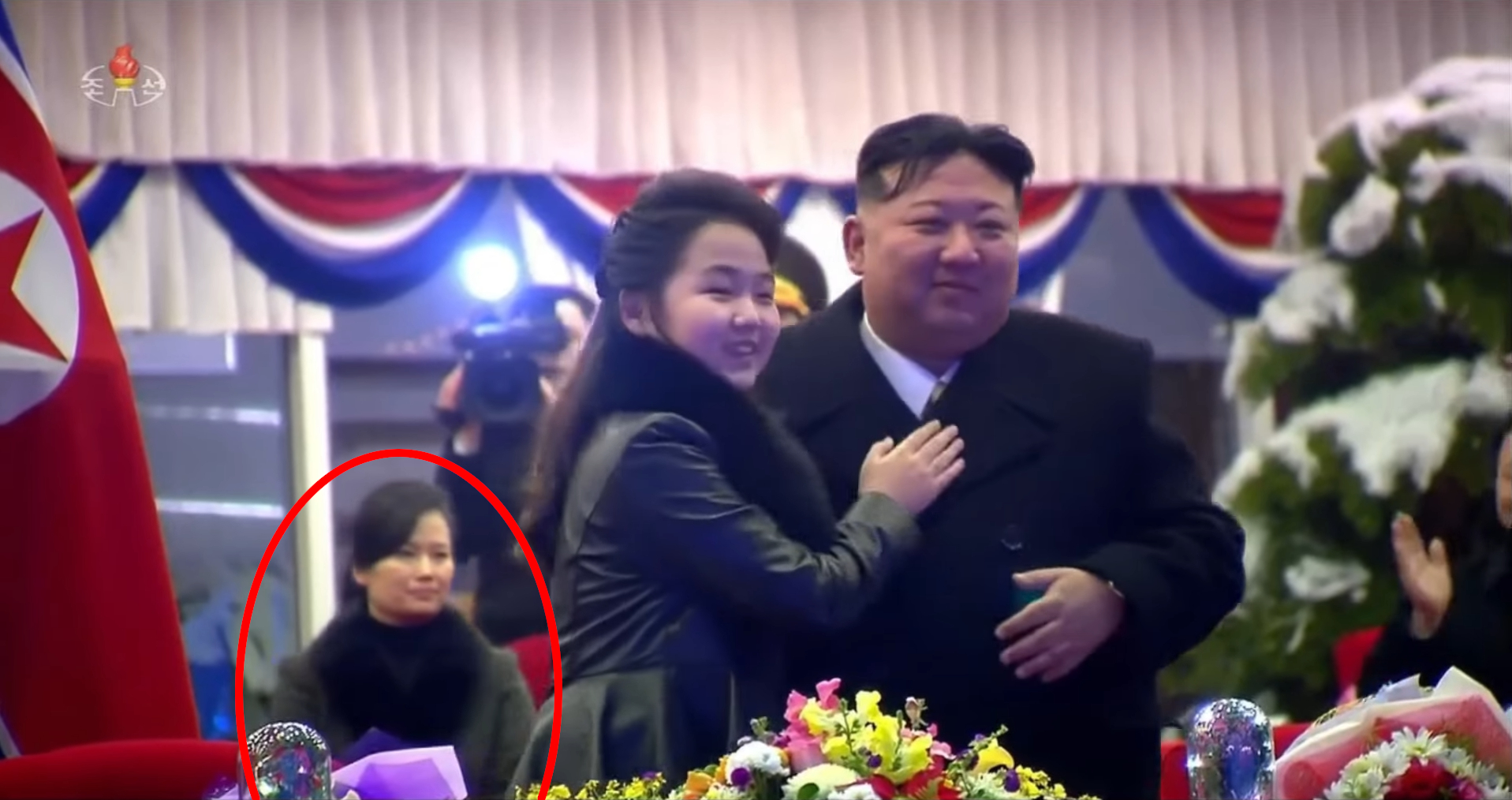 Ein Foto zeigt Hyon mit Kim und seiner Tochter Kim Ju-ae bei einer Neujahrsveranstaltung