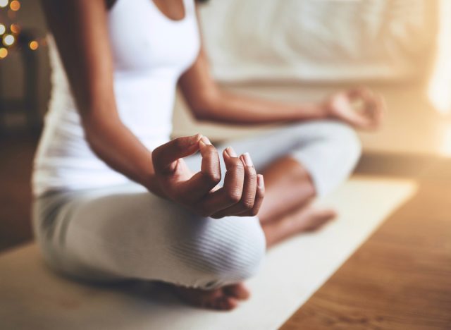 Yoga-Meditationskonzept für Frauen vor dem Schlafengehen