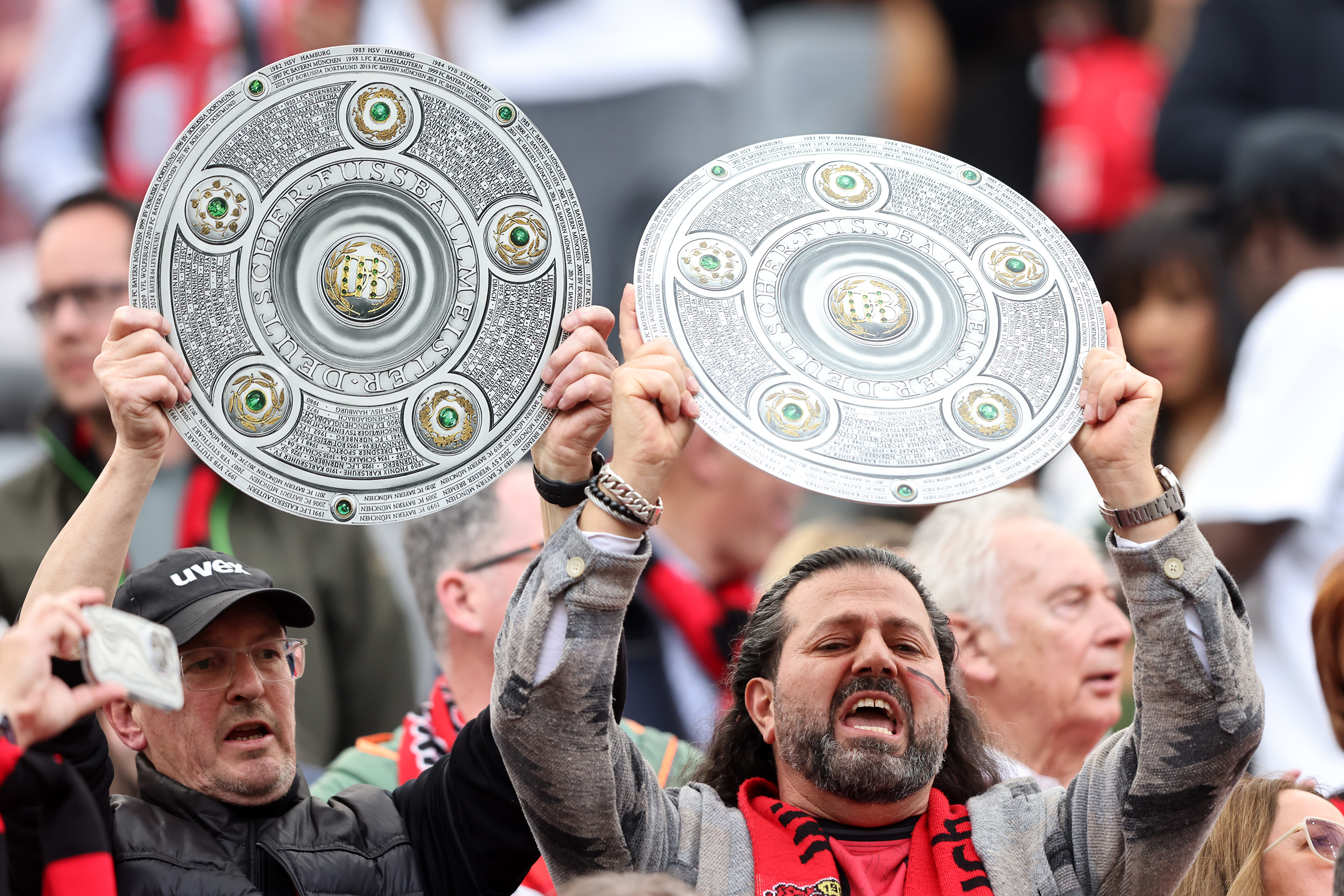 Zur Erinnerung an diesen Moment brachten die Fans ihre eigenen Bundesliga-Trophäen mit