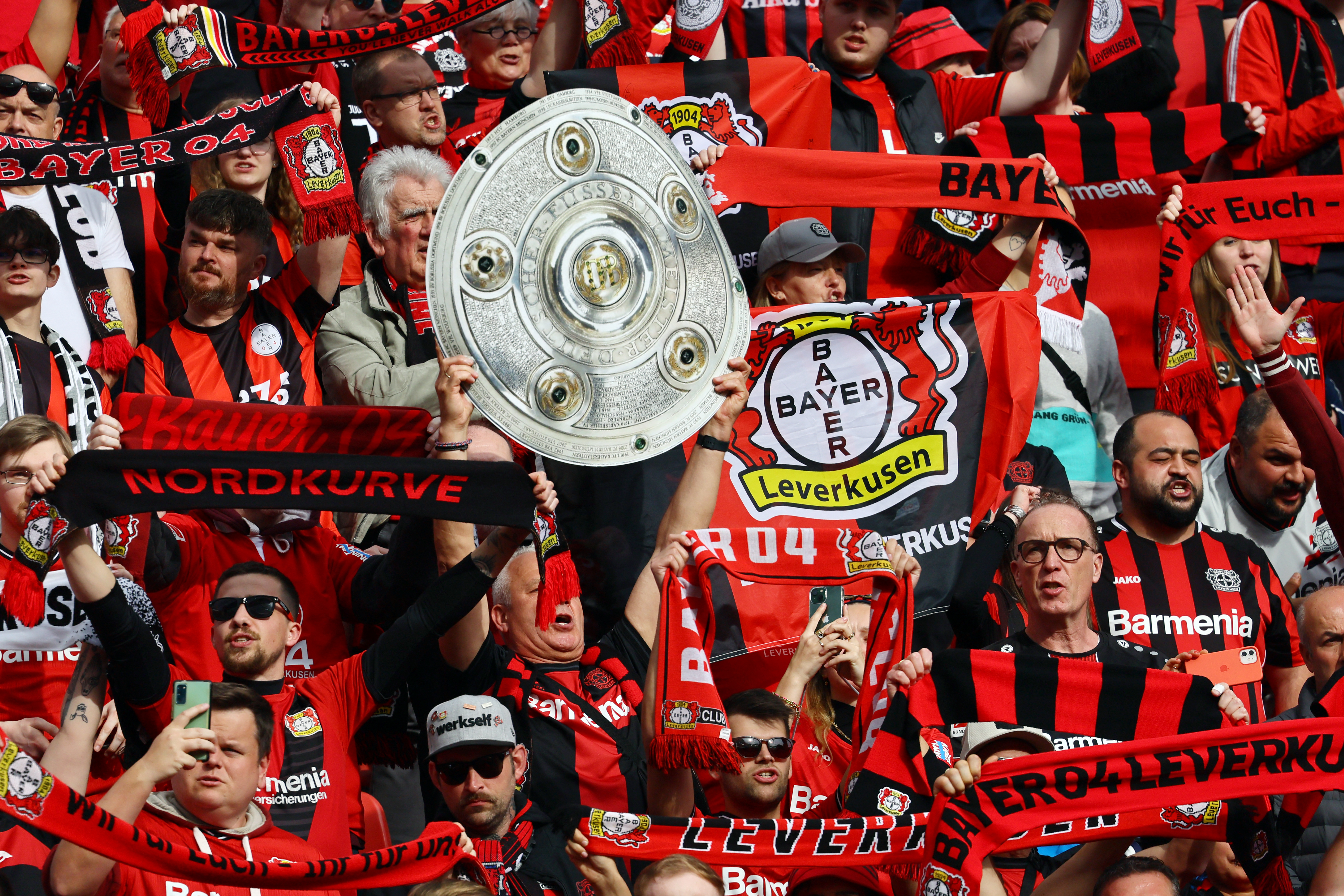 Mehrere Fans brachten Nachbildungen des Bundesligatitels mit