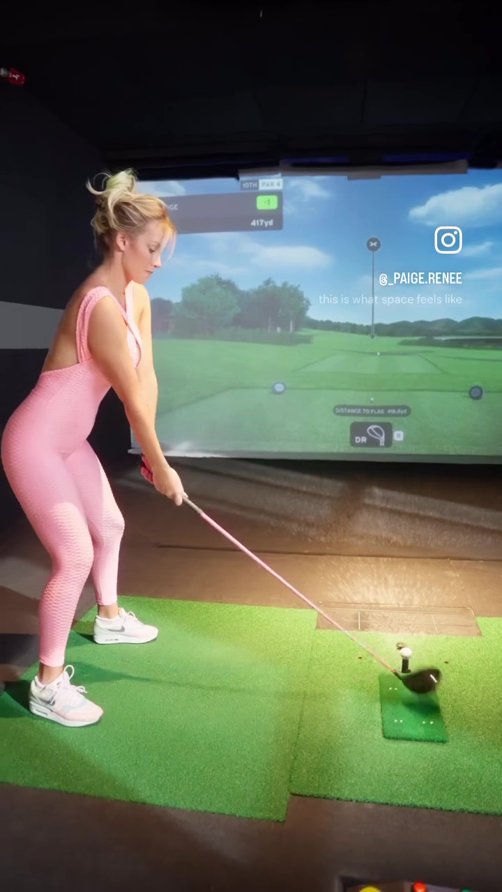 Paige wurde gesehen, wie sie auf einem virtuellen Golfplatz ihr Schwungtraining übte