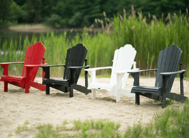 Adirondack-Stühle am Strand.