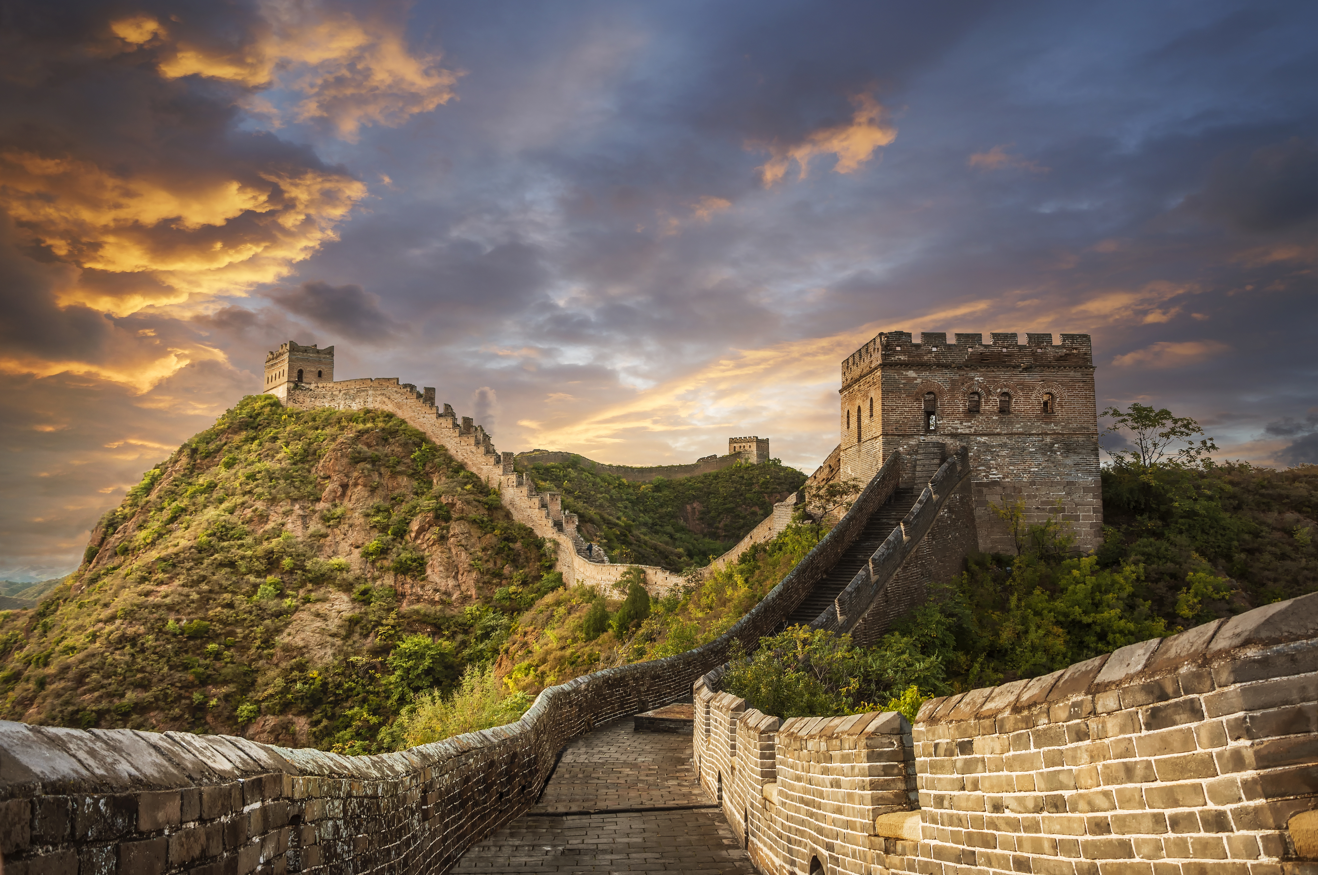 Die weltberühmte Große Mauer erstreckt sich über mehr als 21.000 Meilen