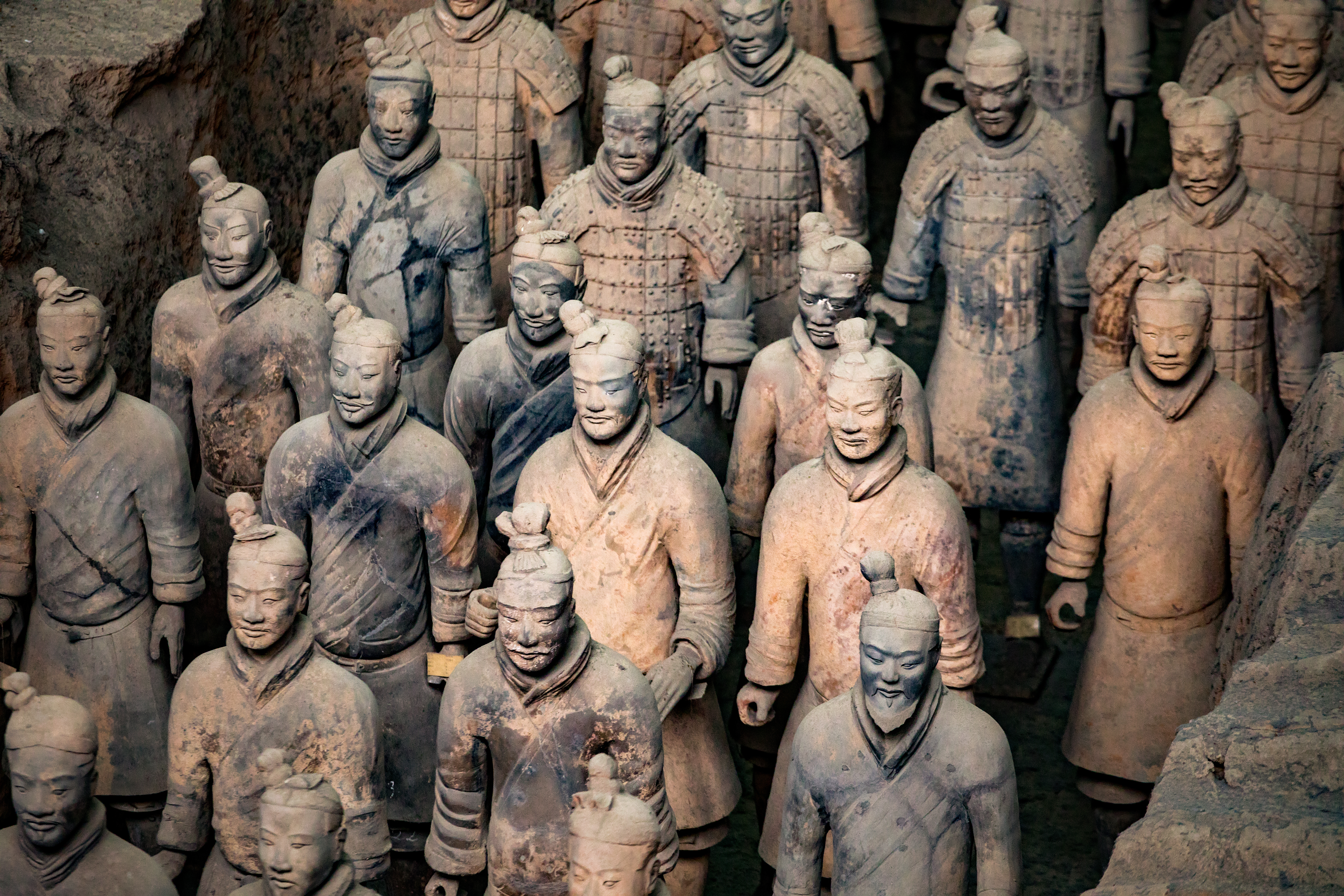 Die Statuen der Terrakotta-Armee wurden 1974 von einer Gruppe Bauern in einem Grab entdeckt