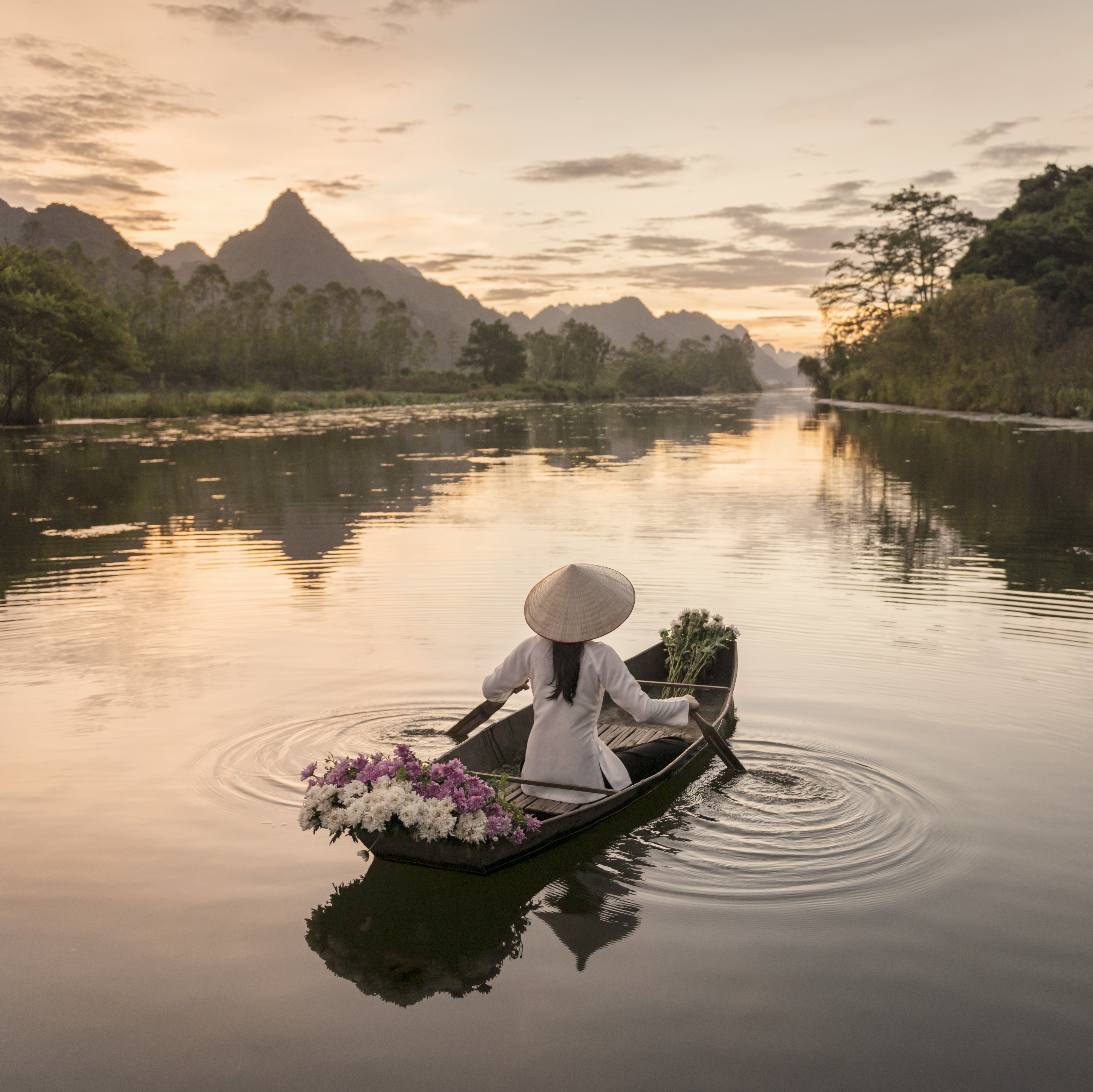 Machen Sie eine ruhige Bootsfahrt auf einem Fluss in Hanoi, Vietnam