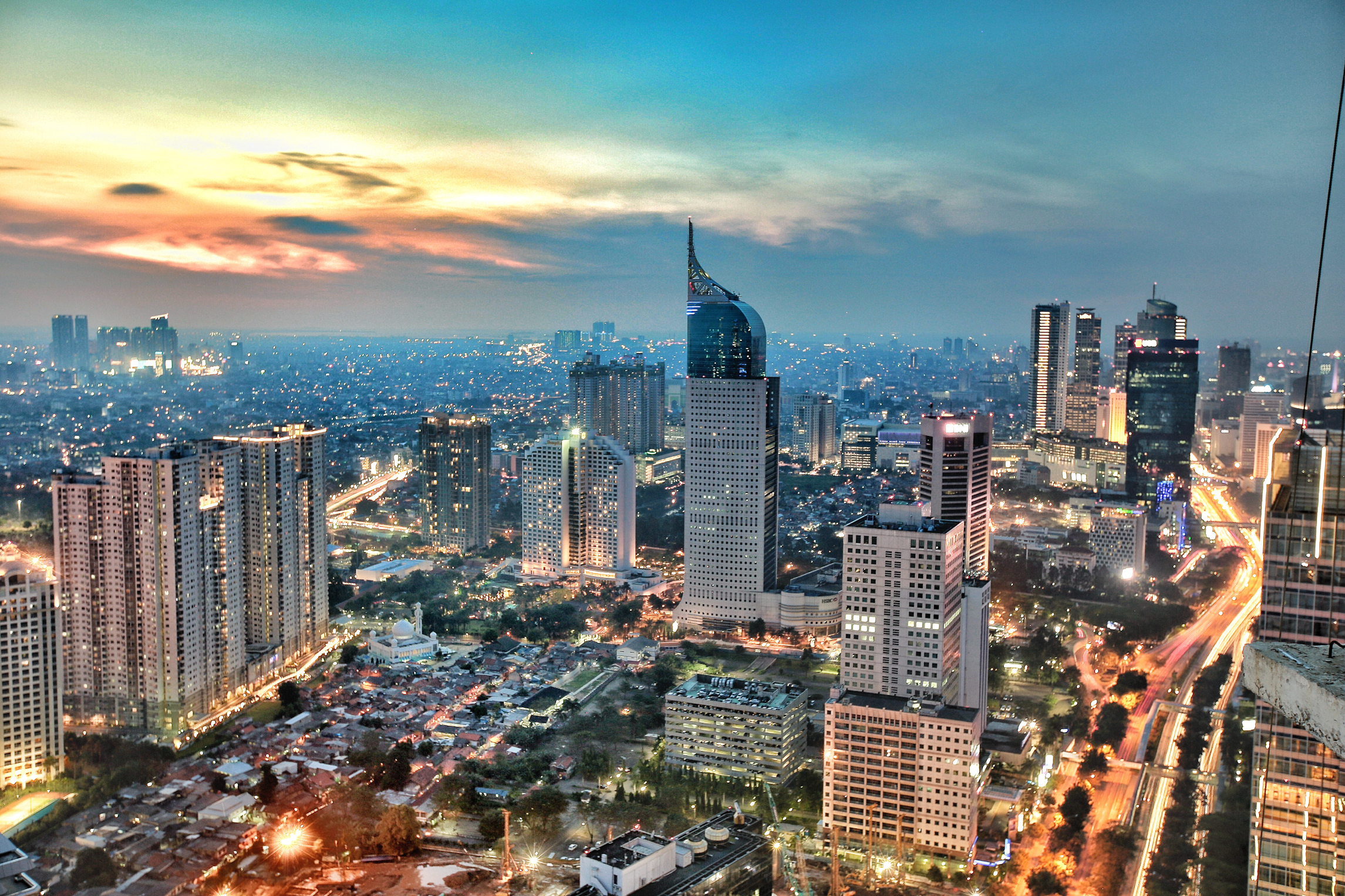 Die Skyline der Stadt im geschäftigen Jakarta