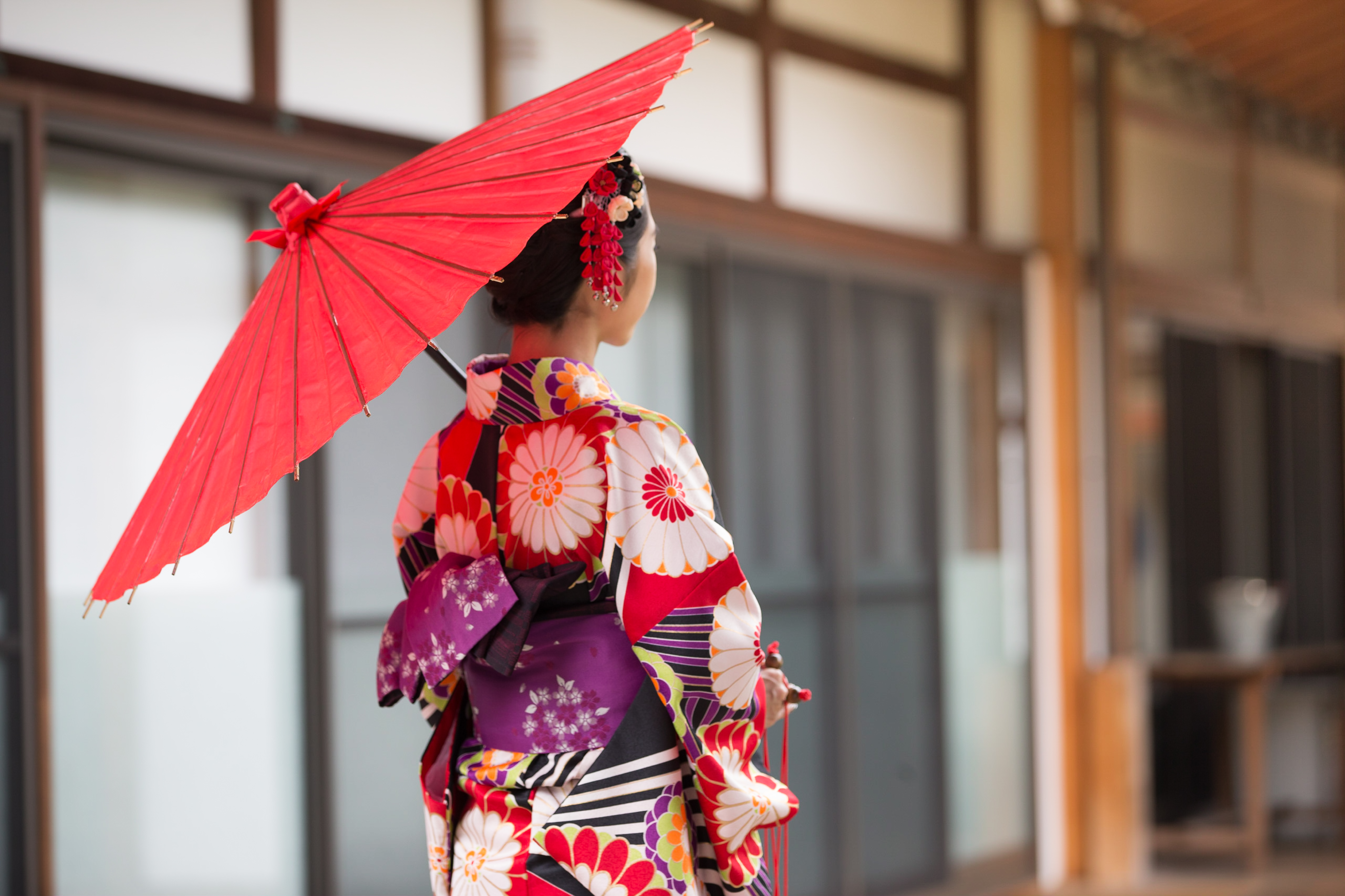 Eine junge Frau im traditionellen Kimono in Kyoto