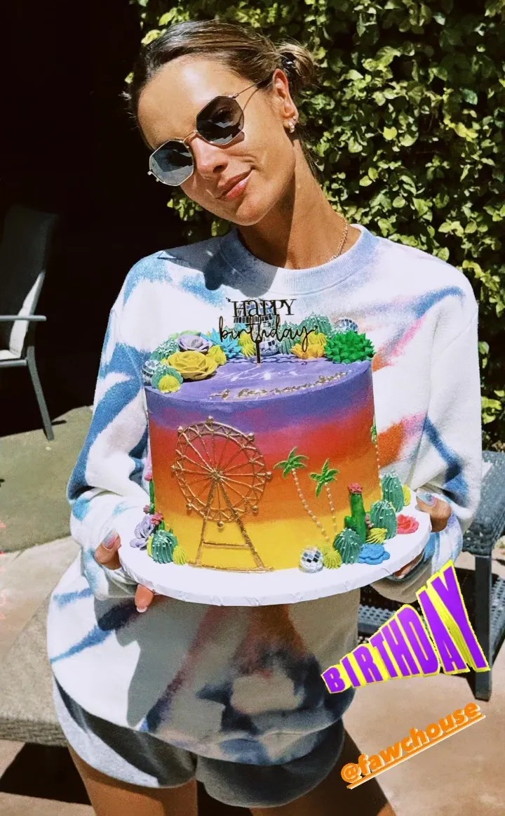 Sie feierte ihren Geburtstag mit einer Torte und verbrachte das Wochenende damit, mit Freunden beim Coachella-Musikfestival in Kalifornien zu tanzen