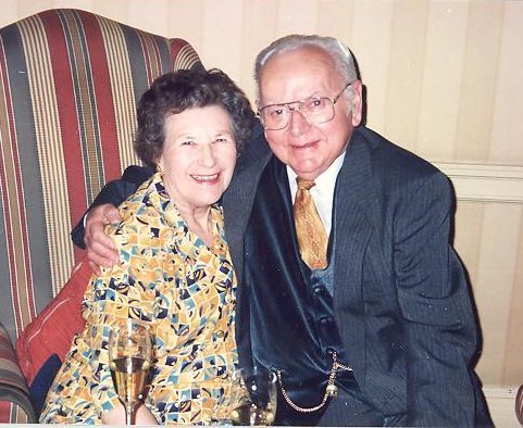 Una, abgebildet mit ihrem verstorbenen Ehemann Jack, lebte allein in ihrem Bungalow