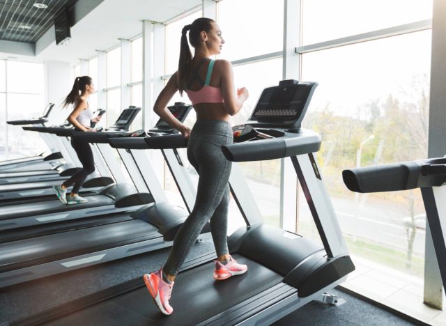 Woman Power Walking auf dem Laufband, Konzept der besten Fitness-Workouts zur Gewichtsreduktion