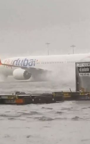 Flugzeuge haben am Dubai International Airport Wasserspritzer abgeworfen