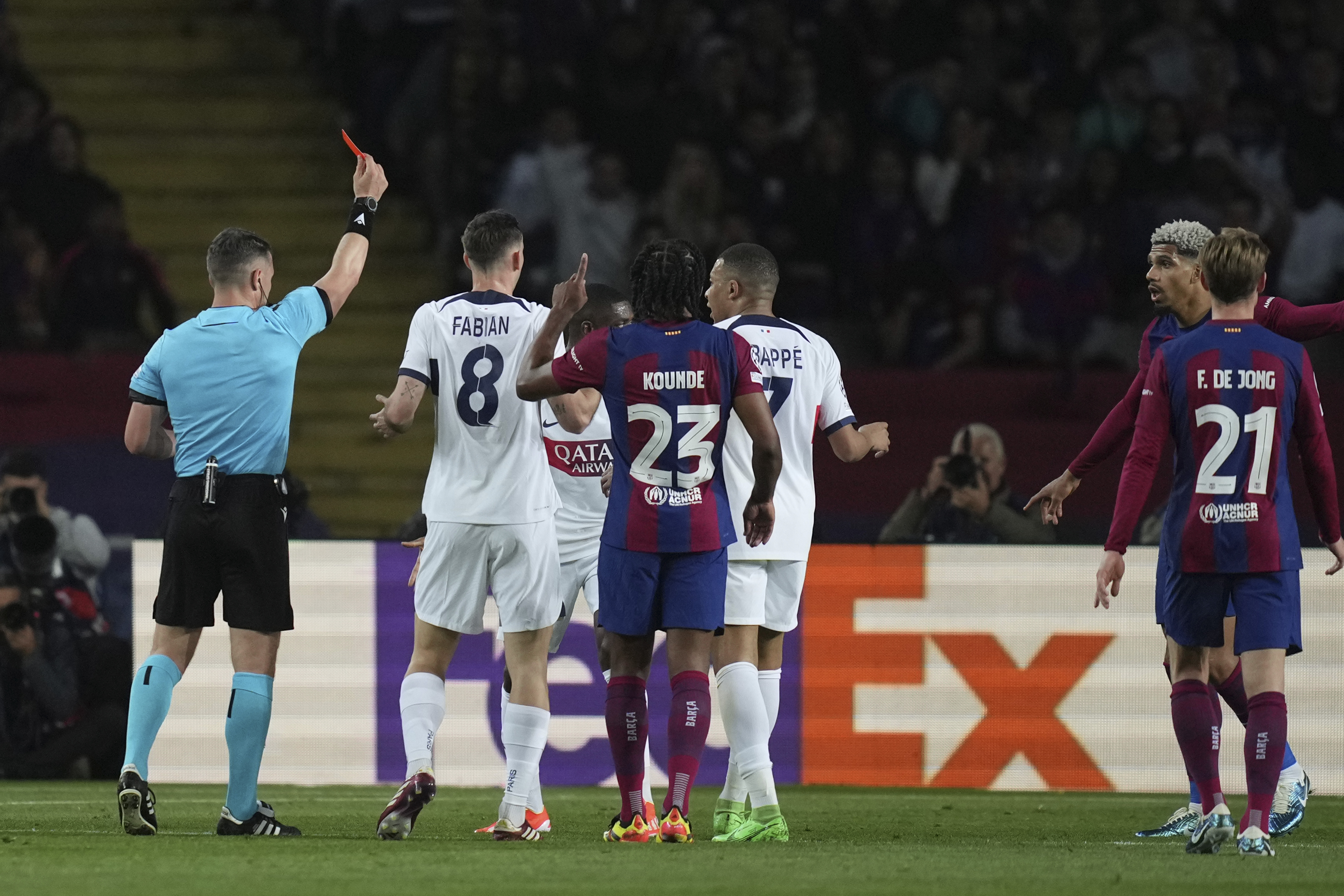 Xavi war wütend auf den Schiedsrichter, der ihn und Ronaldo Araujo vom Platz verwies