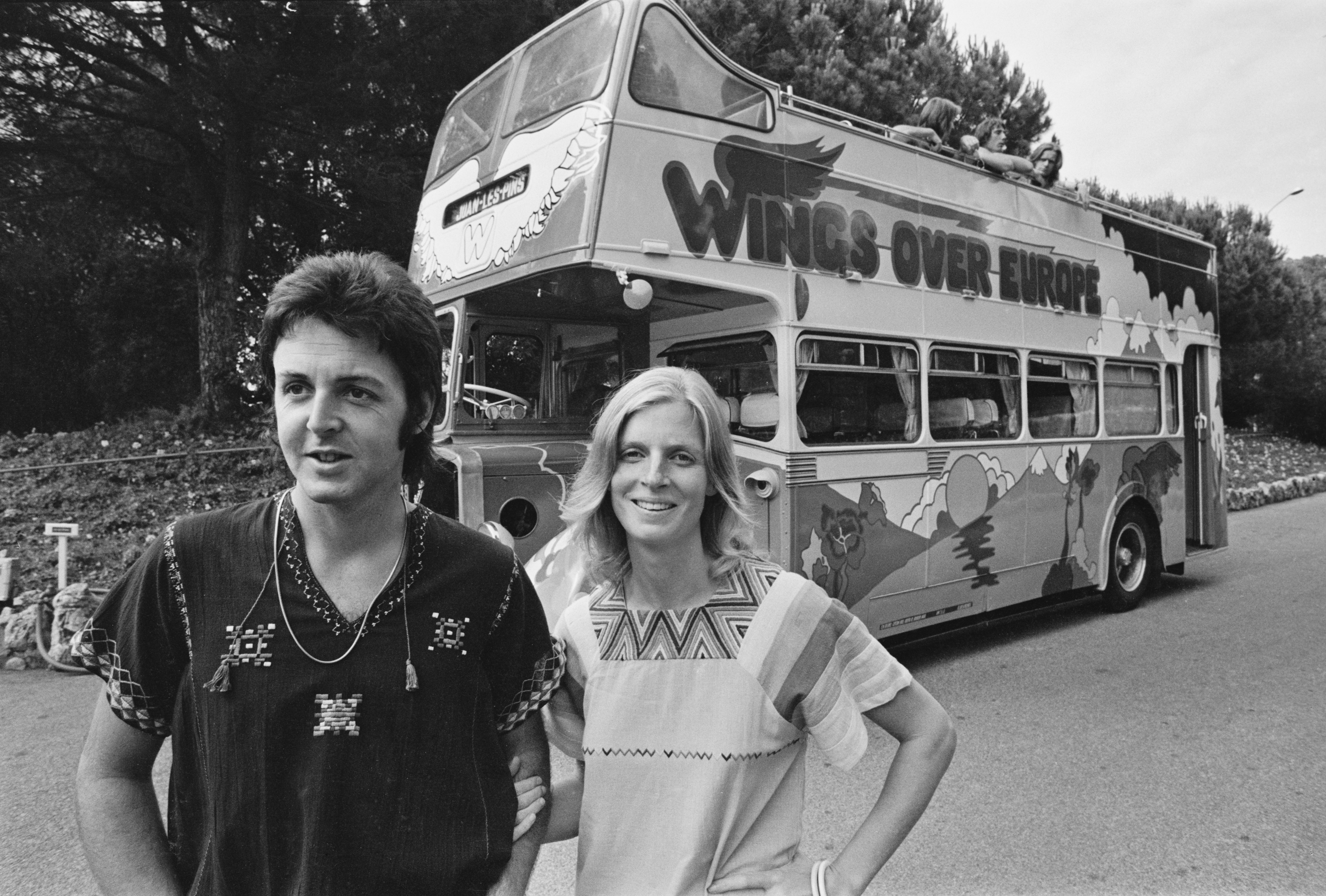 Der Beatles-Star und amerikanische Fotograf und verstorbene Ehefrau Linda am Bus in Juan-les-Pins, Frankreich, 12. Juli 1972