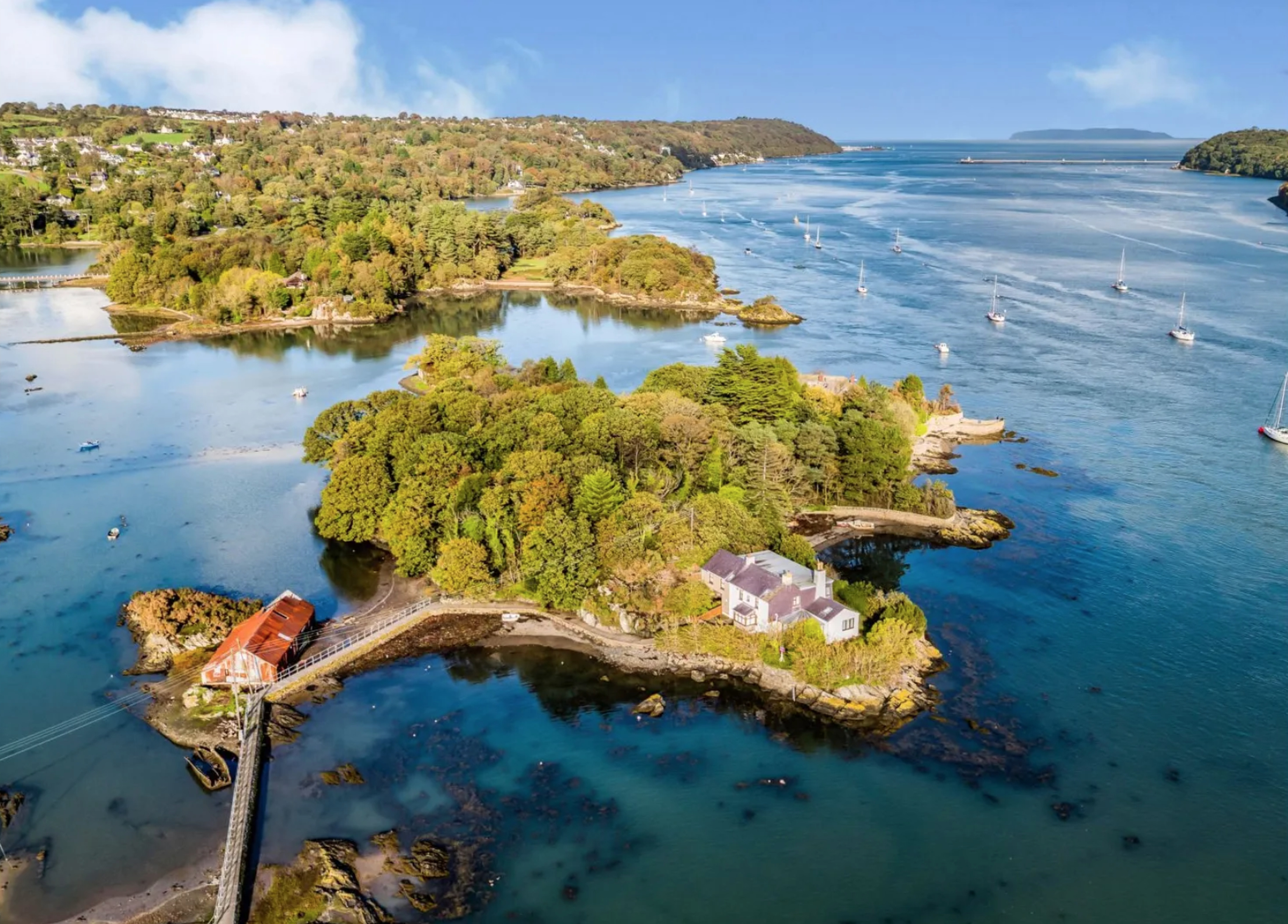 Ein Teil der Insel wurde 2019 von der Bangor University für 1 Million Pfund zum Verkauf angeboten