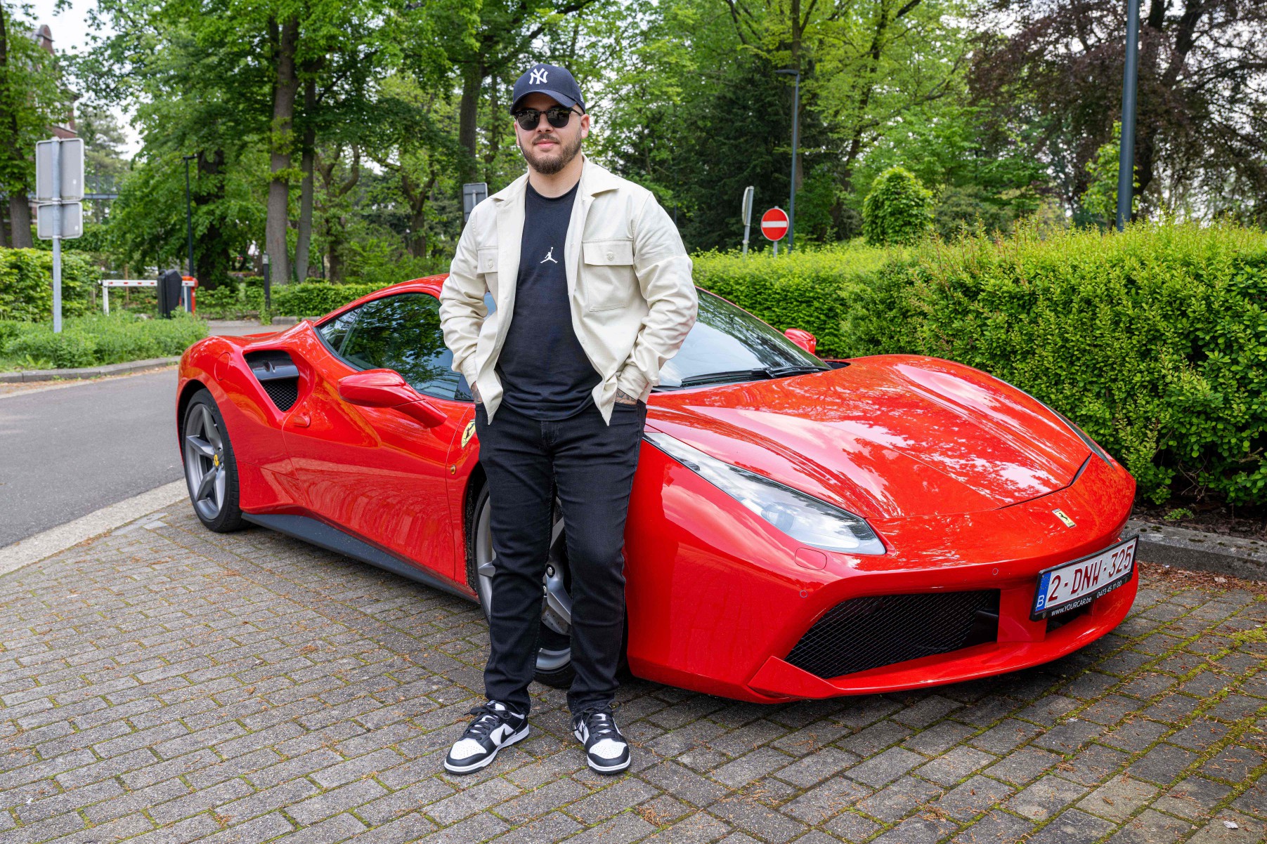 Luca Brecel präsentiert seinen 250.000 Pfund teuren Ferrari