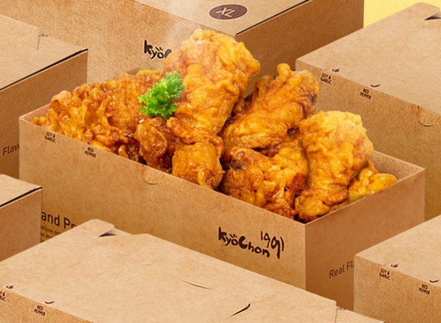 Eine Schachtel gebratenes Hühnchen nach koreanischer Art vom Restaurant KyoChon