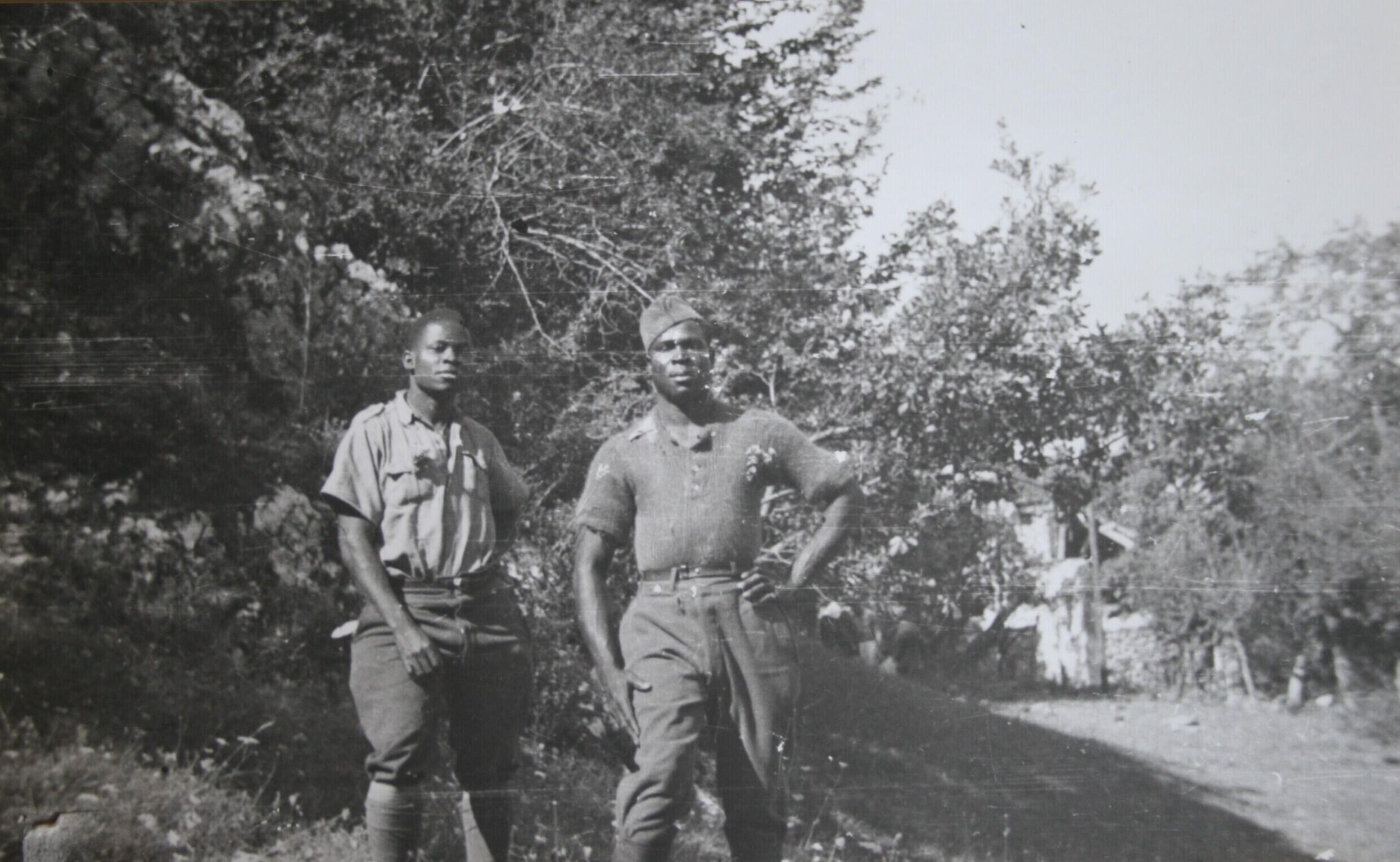 Zwei senegalesische Tirailleure im Lente-Wald in Vercor.