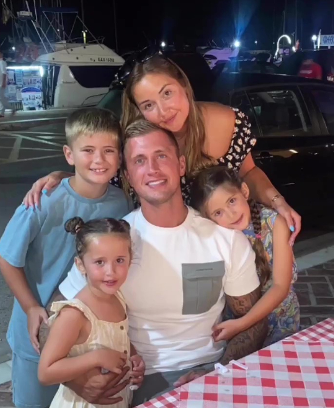 Jac ist mit Dan, ihren Töchtern und seinem Sohn Teddy im Urlaub