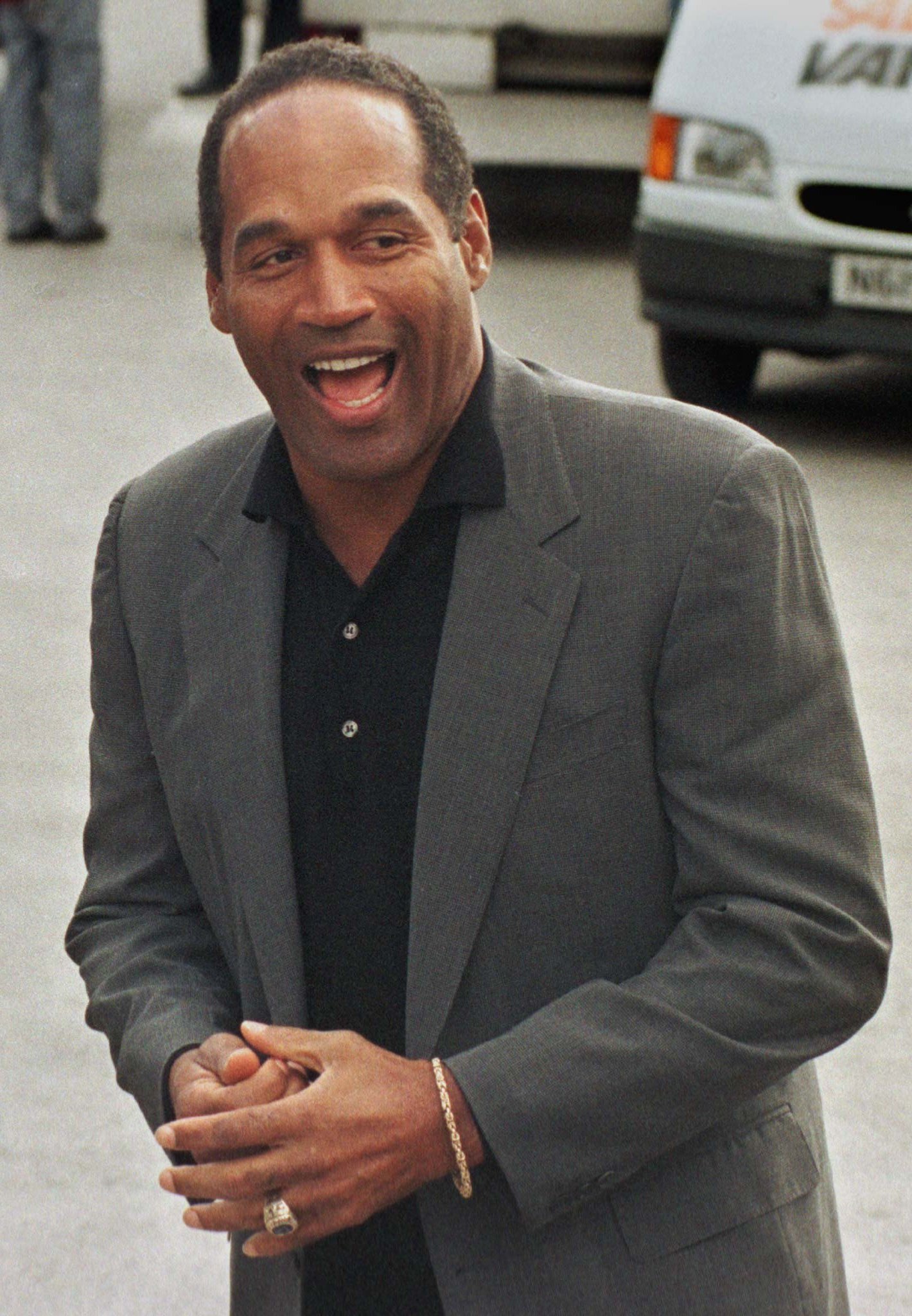 OJ Simpson lacht, als er am 13. Mai 1996 in den Granada Studios in Manchester ankommt