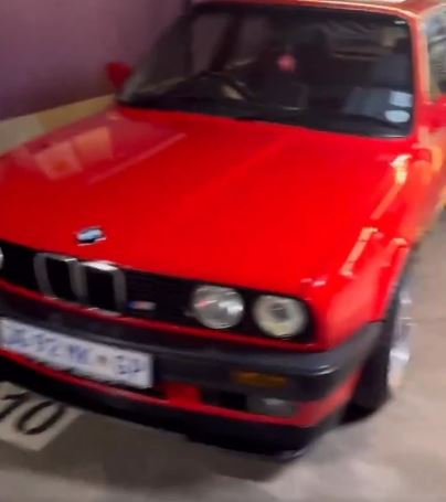 Ein roter BMW schien in gutem Zustand gehalten worden zu sein