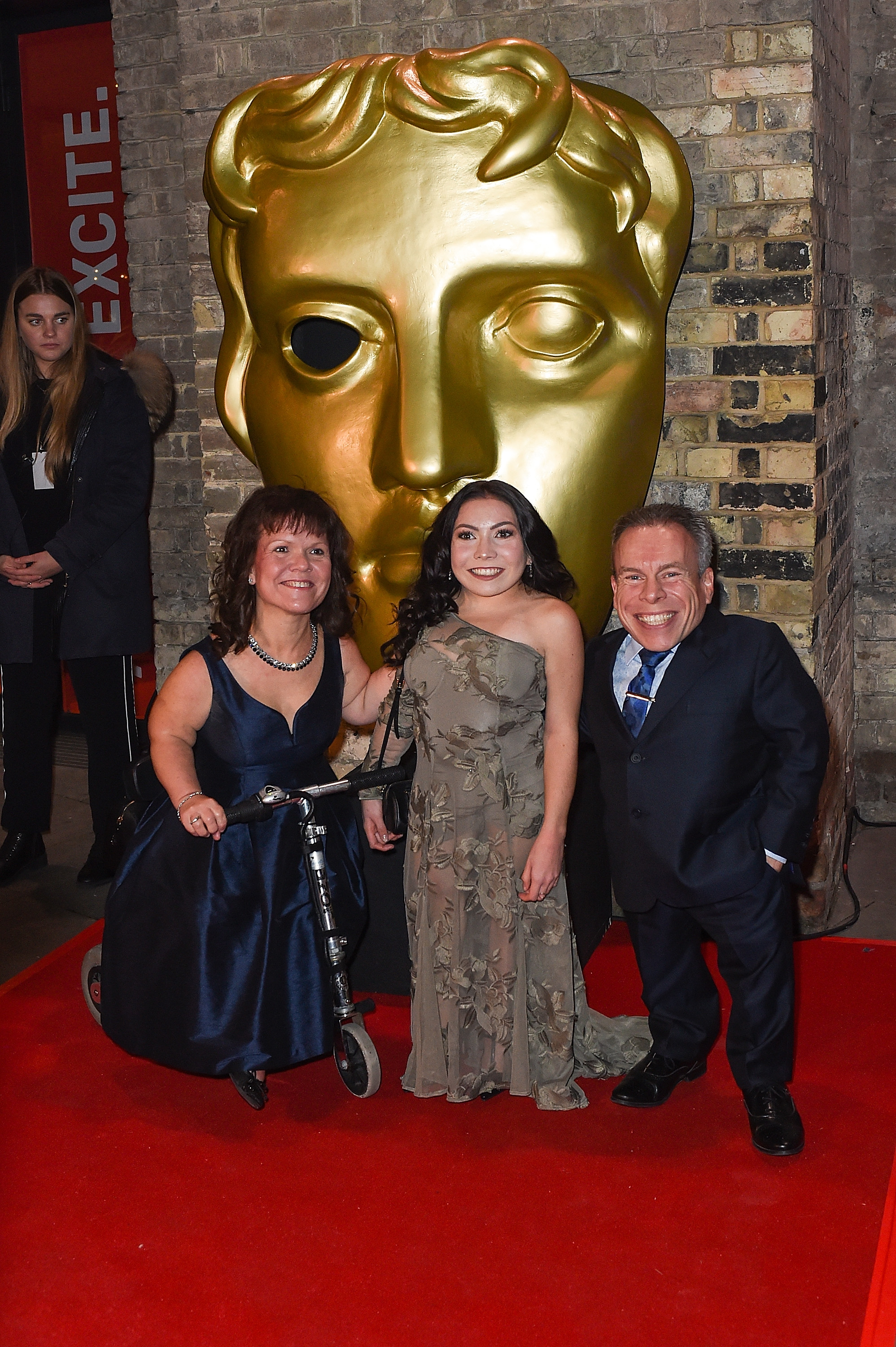 Schauspielerin Annabelle mit ihren Eltern bei den BAFTAs