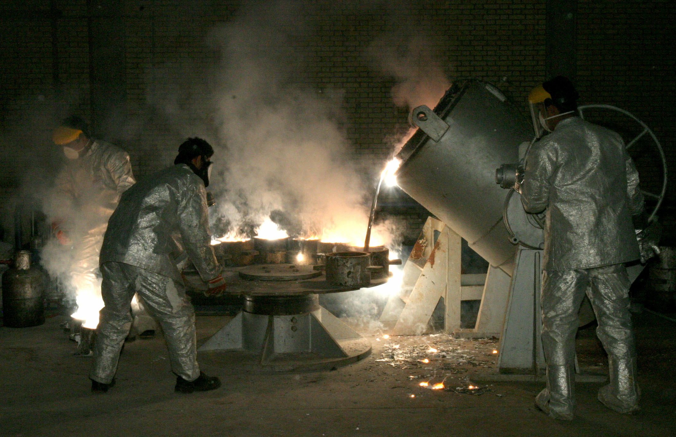 Iranische Techniker arbeiten an einem der Uranstandorte des Landes