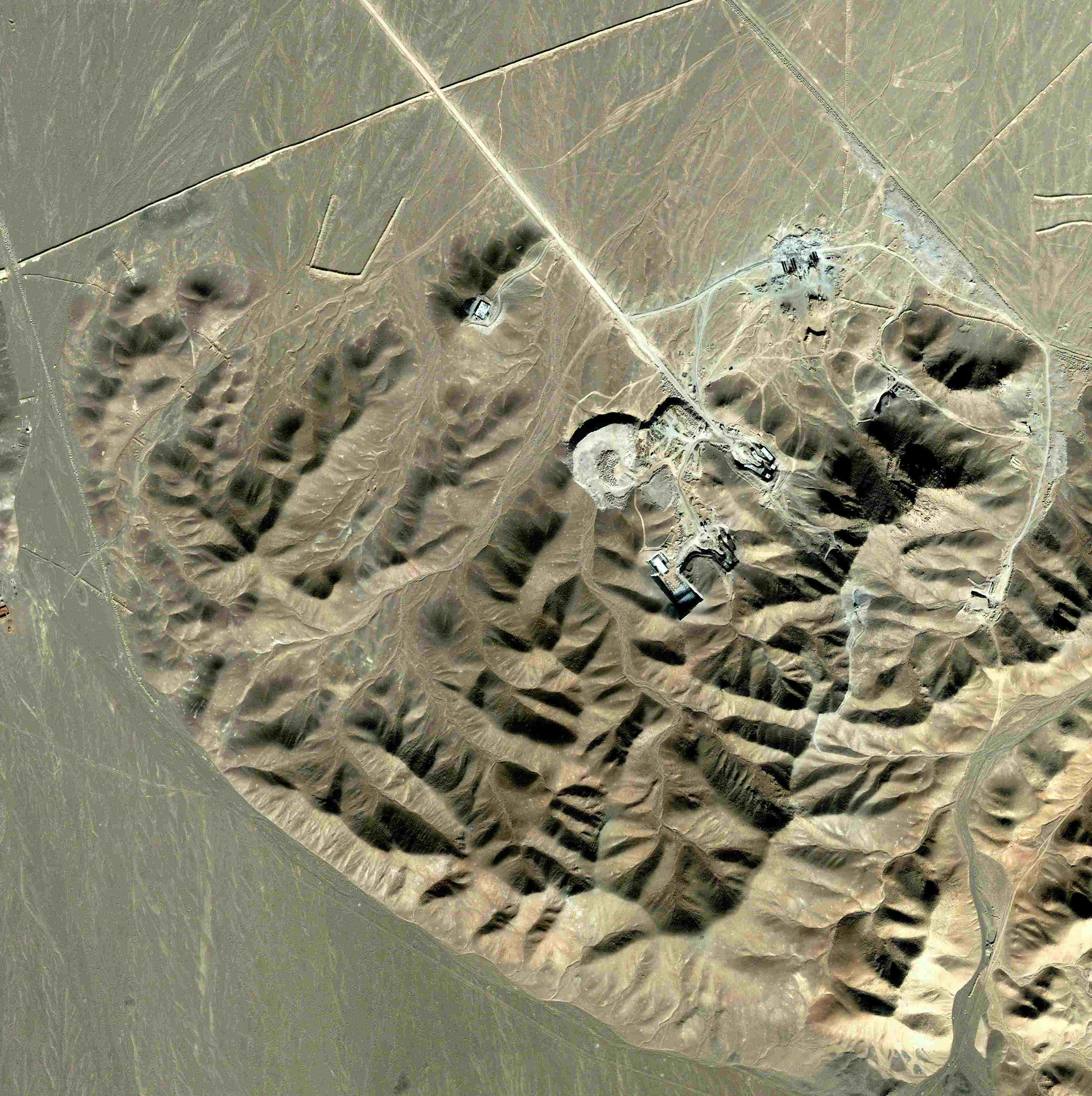 Ein Blick auf eine vermutliche Urananreicherungsanlage in der Nähe von Qom, Iran, auf einem Satellitenfoto