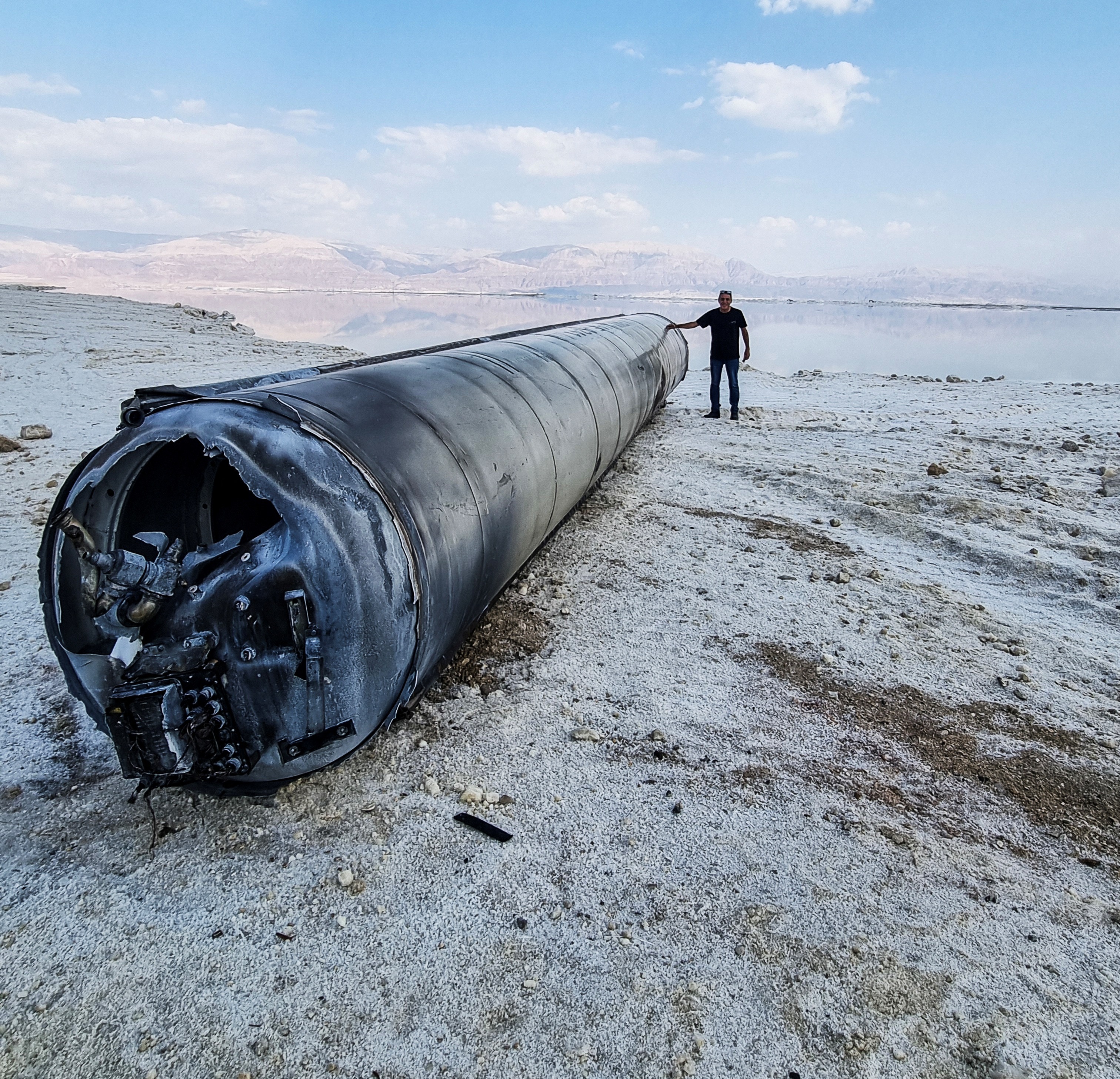 Eine abgeschossene iranische ballistische Rakete liegt am Ufer des Toten Meeres