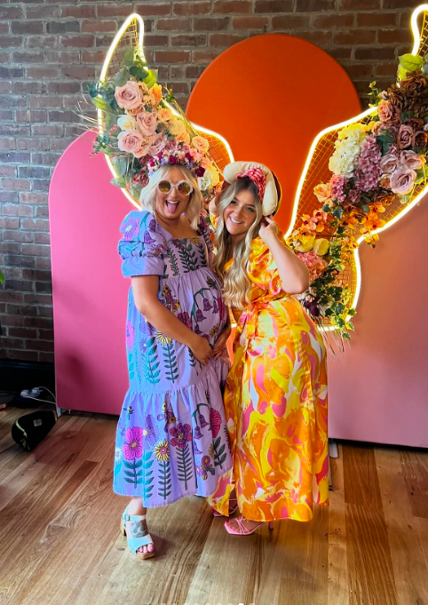 Ellie posierte mit ihrer Schwester und Gogglebox-Co-Star Izzi neben einer atemberaubenden Blumenpräsentation
