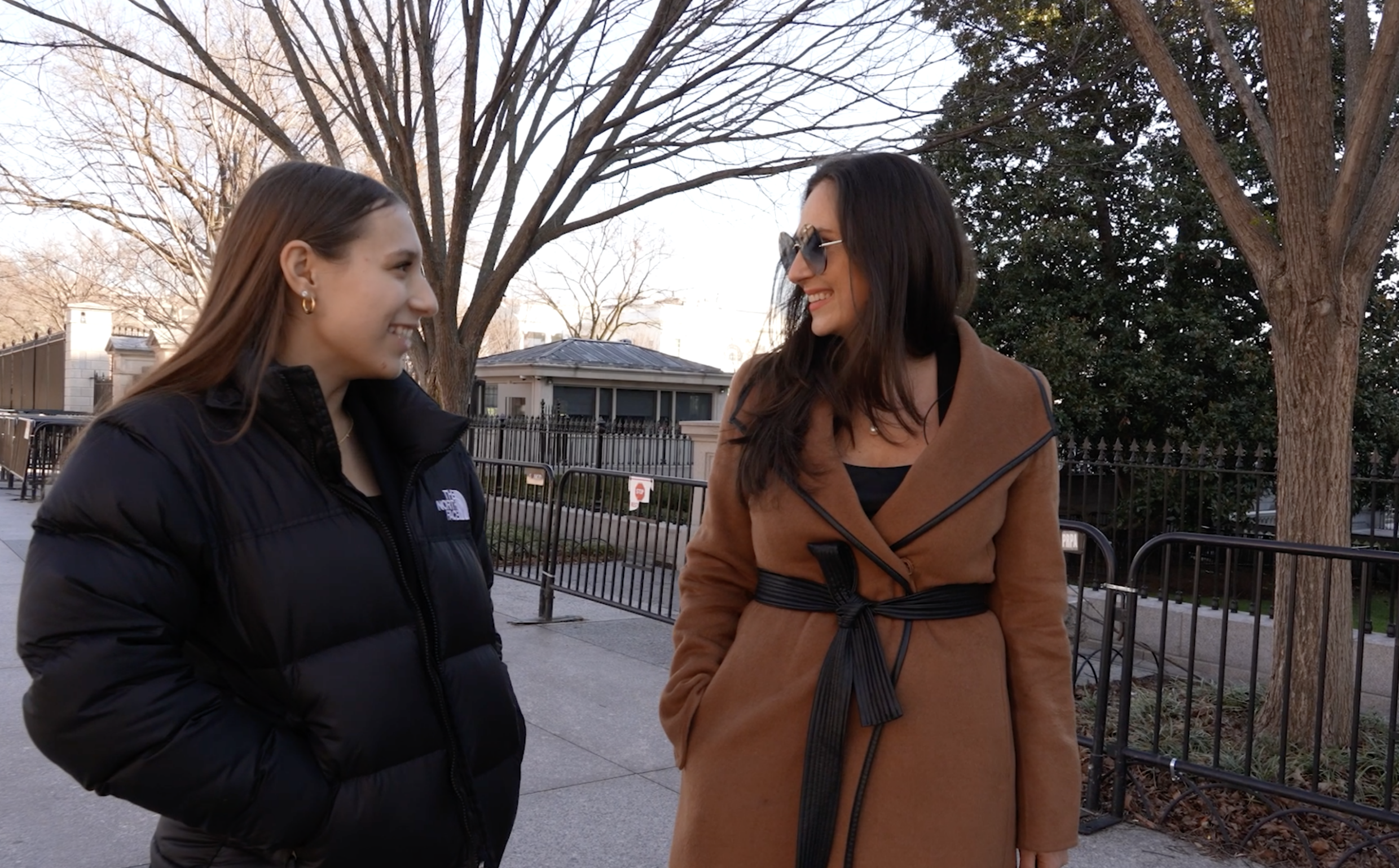 Dorota und Francesca Mani vor dem Weißen Haus in Washington, D.C., am 5. Februar 2024.