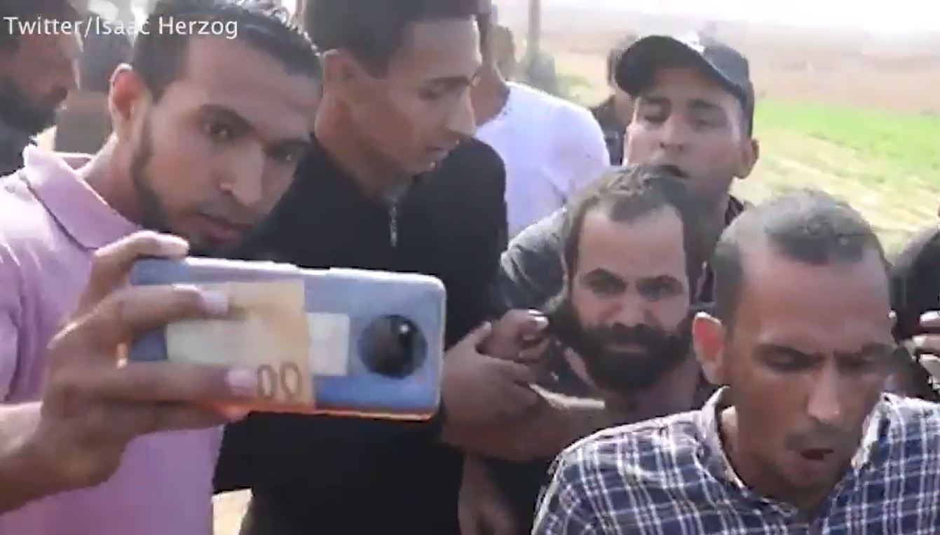 Das schockierende Video zeigte dann Mitglieder der Bande, die versuchten, Selfies mit dem hilflosen Vater zu machen
