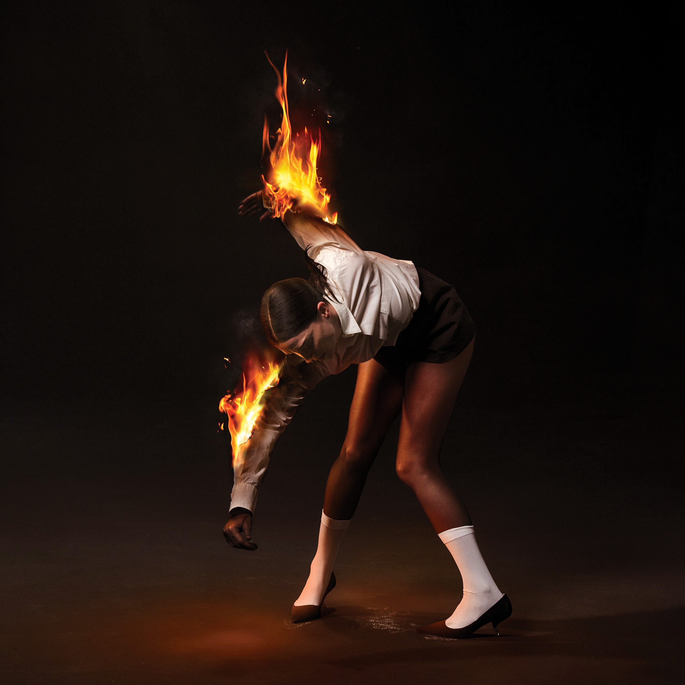 Das Albumcover von „All Born Screaming“ zeigt Clark in Flammen