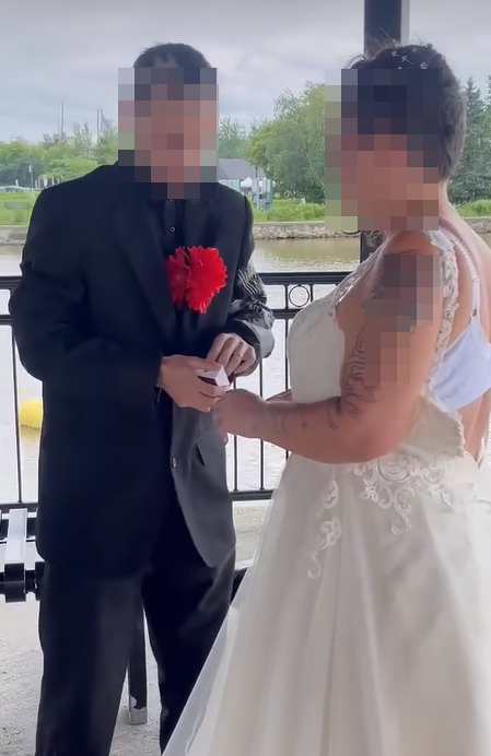 Die Hochzeitslooks des Paares wurden von Hassern im Internet kritisiert