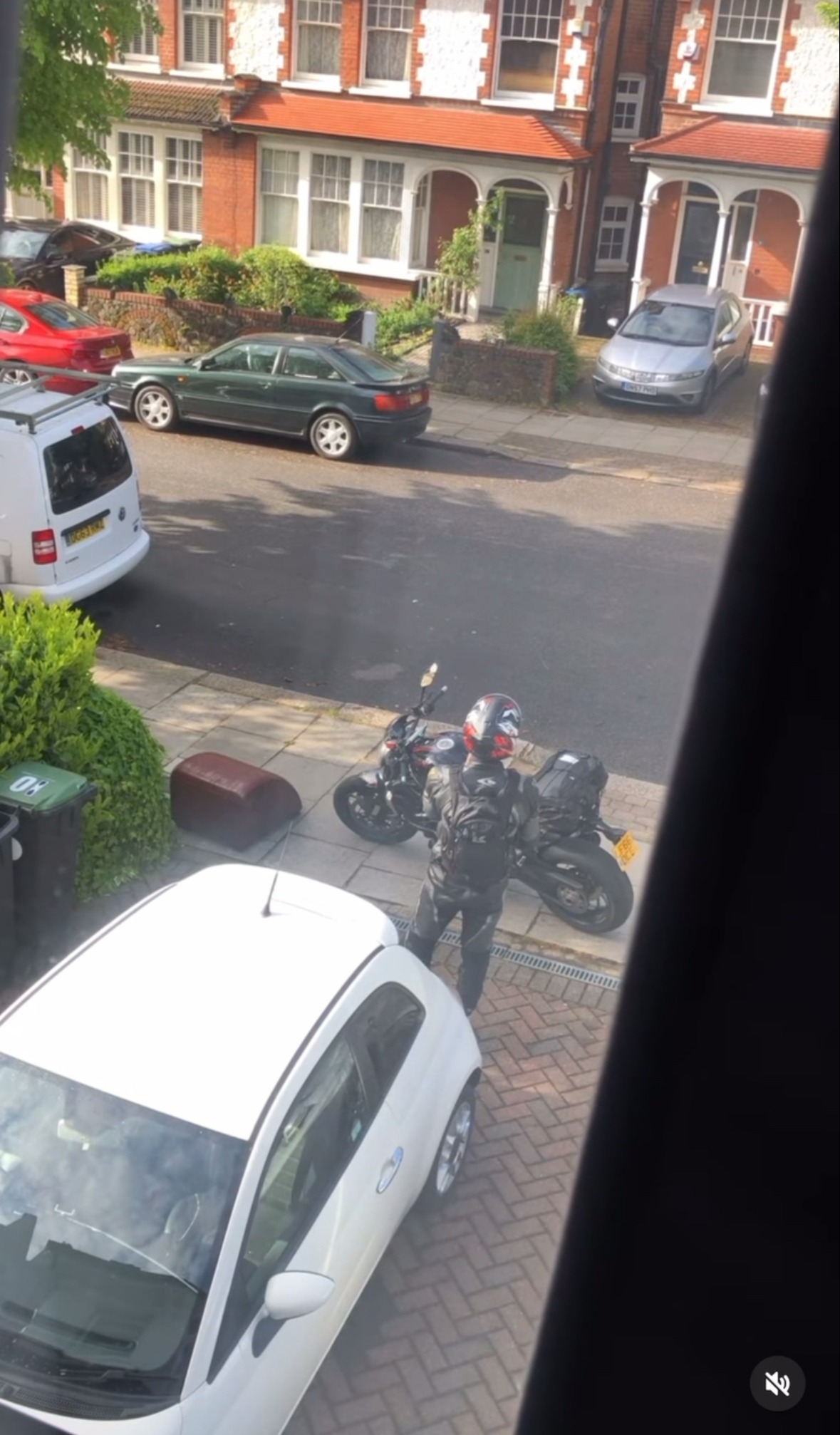 Der My Mum, Your Dad-Star hat einen Clip geteilt, in dem er mit seinem Motorrad losfährt
